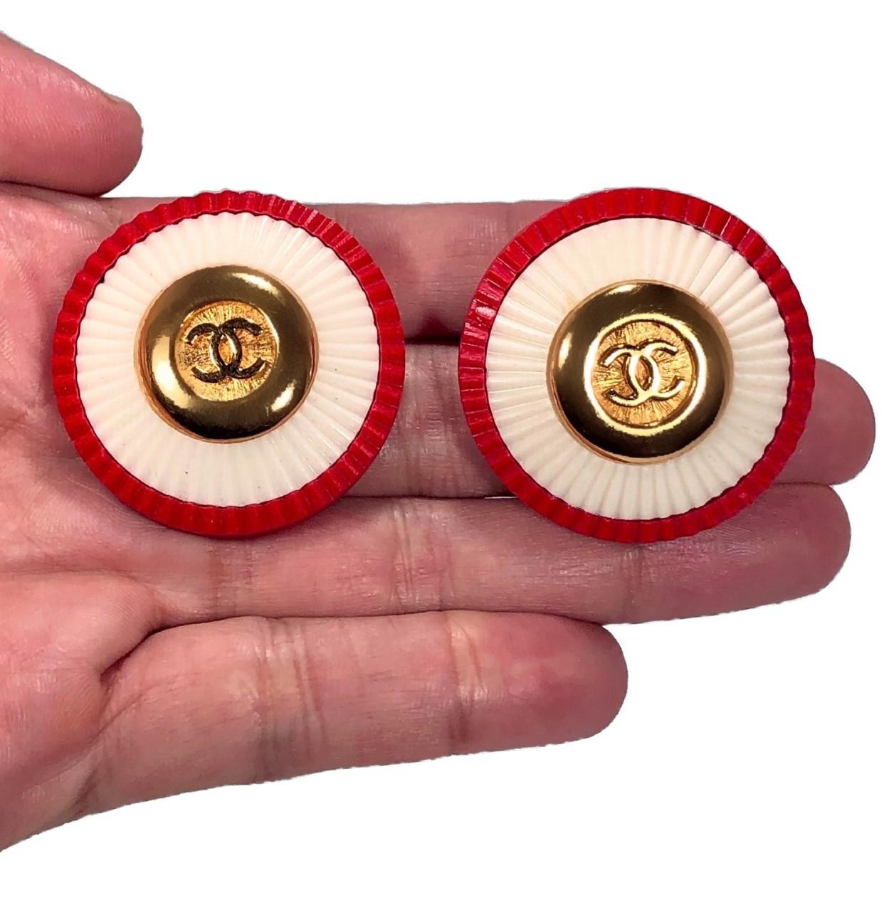 Seltene Vintage Chanel 1980er Jahre Rot, Weiß & Gold Tone CC-Ohrringe 1,5 Zoll Durchmesser im Angebot 2