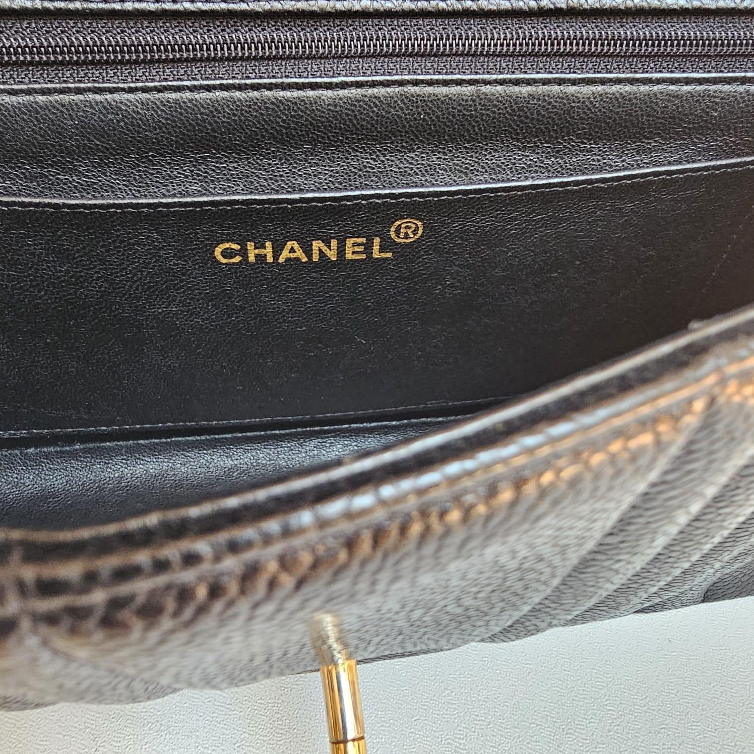 Seltene Vintage Chanel Schwarz Kaviar Vertikale gesteppte Medium Klappentasche im Angebot 12