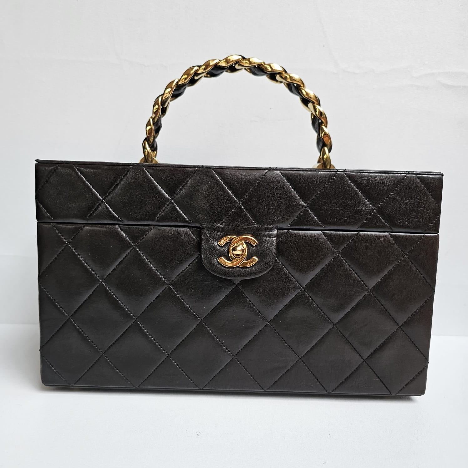 Seltene Vintage Chanel Dark Brown Lammfell gesteppt große Vanity Box im Angebot 11
