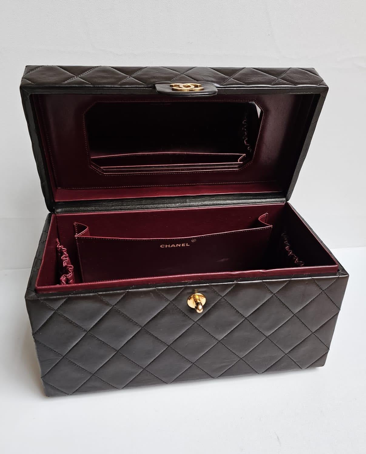Rare Vintage Chanel Dark Brown Lambskin Quilted Large Vanity Box In Good Condition For Sale In Jakarta, Daerah Khusus Ibukota Jakarta