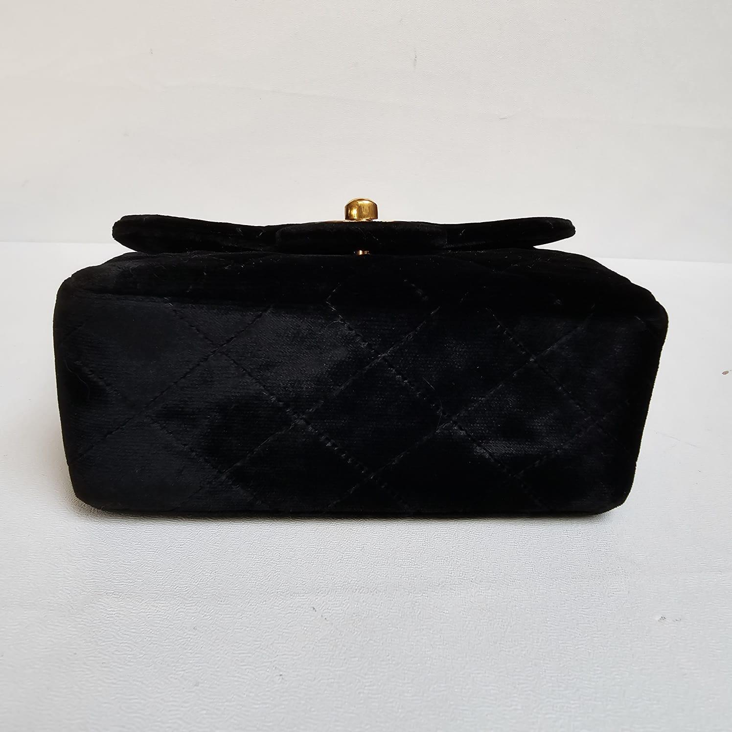 Very rare mini kelly black velvet with gold hardware. Very good condition overall. This is not part of the mini kelly from the twin bag (that one does not come with its own holo sticker. Comes with holo sticker and dust bag.