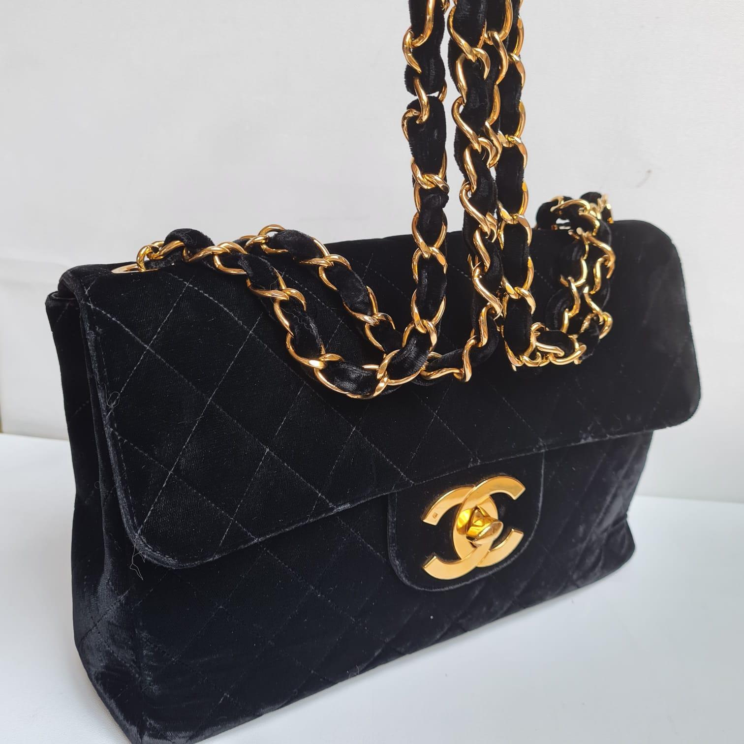Rare Vintage Chanel Black Velvet Quilted Jumbo 24K Large CC Single Flap Bag In Good Condition In Jakarta, Daerah Khusus Ibukota Jakarta