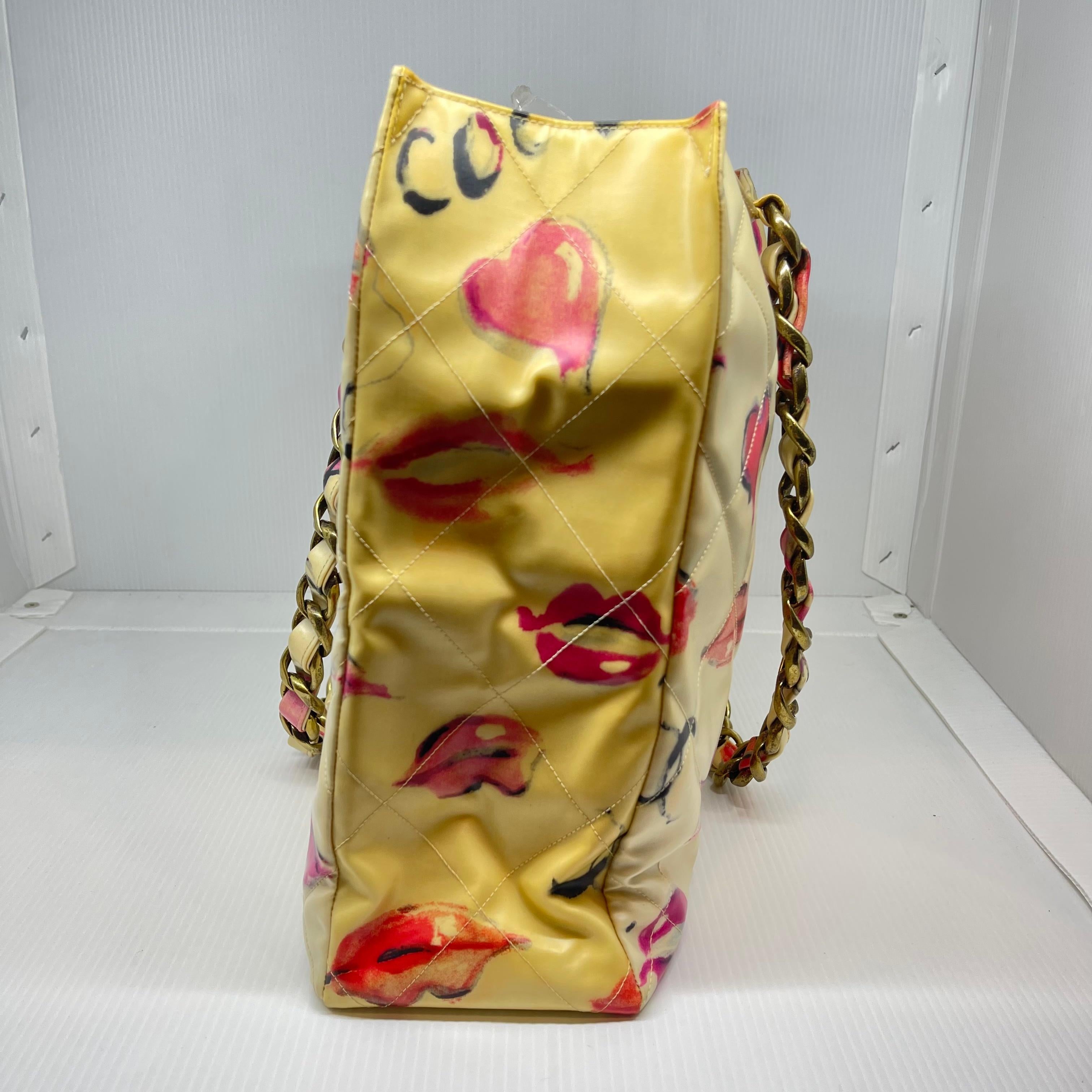 Rare Vintage Chanel Extra Large Patent Lips and Heart Tote In Fair Condition For Sale In Jakarta, Daerah Khusus Ibukota Jakarta