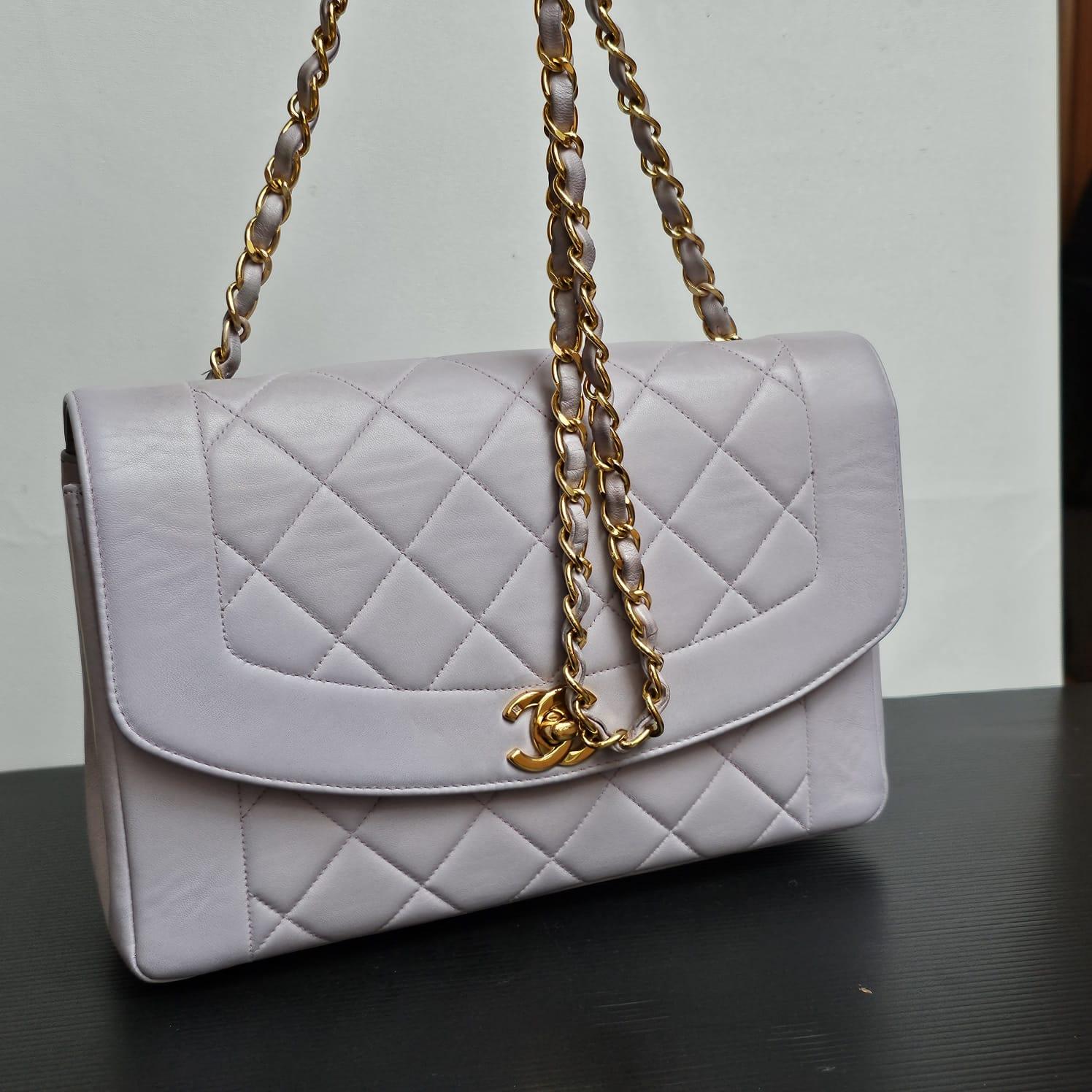 Rare Vintage Chanel Medium Lilac Lambskin Quilted Diana Flap Bag In Good Condition In Jakarta, Daerah Khusus Ibukota Jakarta