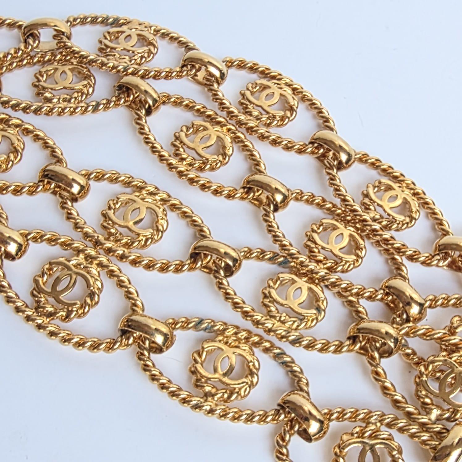 Rare Vintage Chanel Oval Twist Coco Mark CC Belt In Good Condition For Sale In Jakarta, Daerah Khusus Ibukota Jakarta