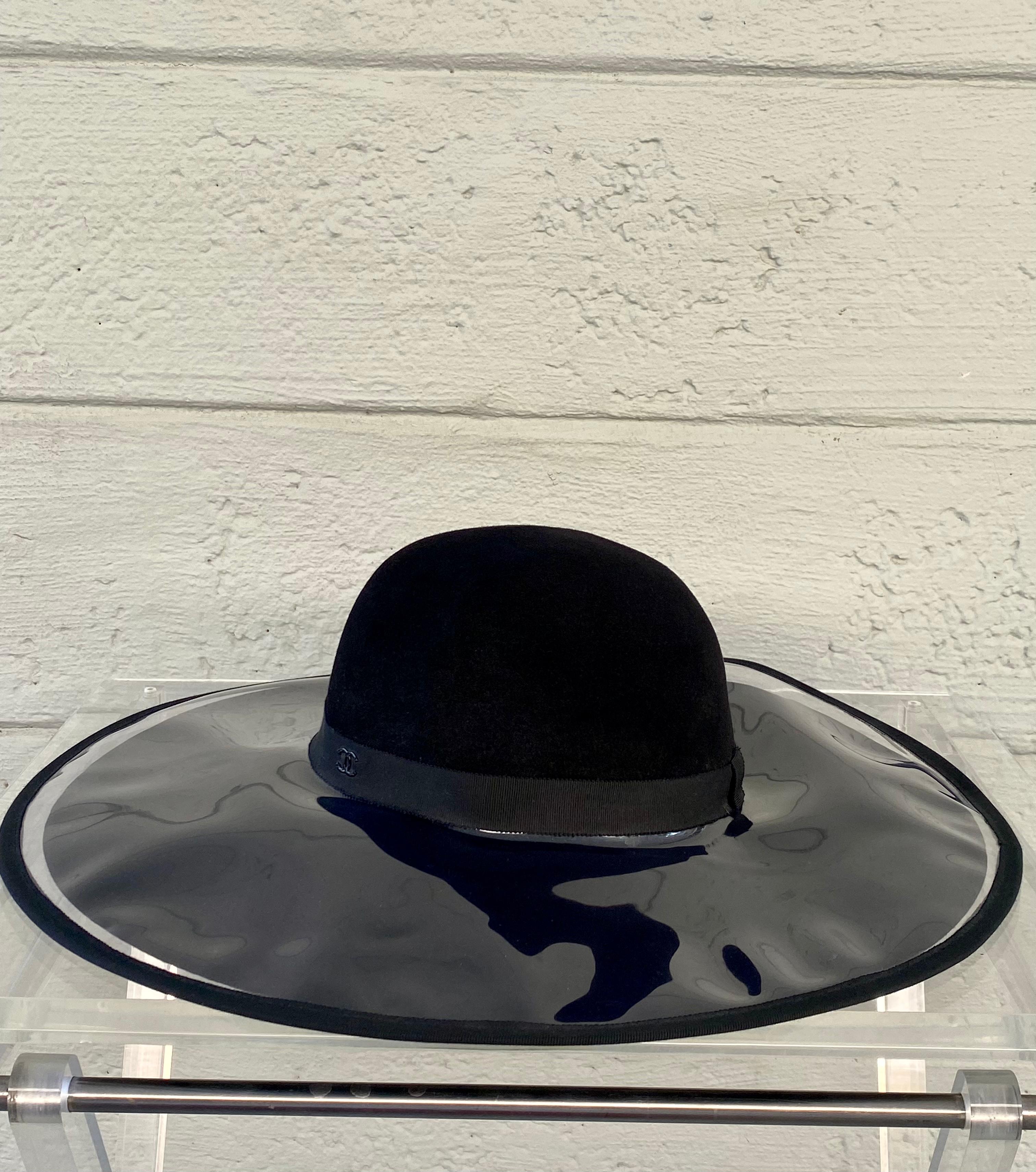 Noir Chanel Runway vintage rare chapeau à bord large en PVC en vente