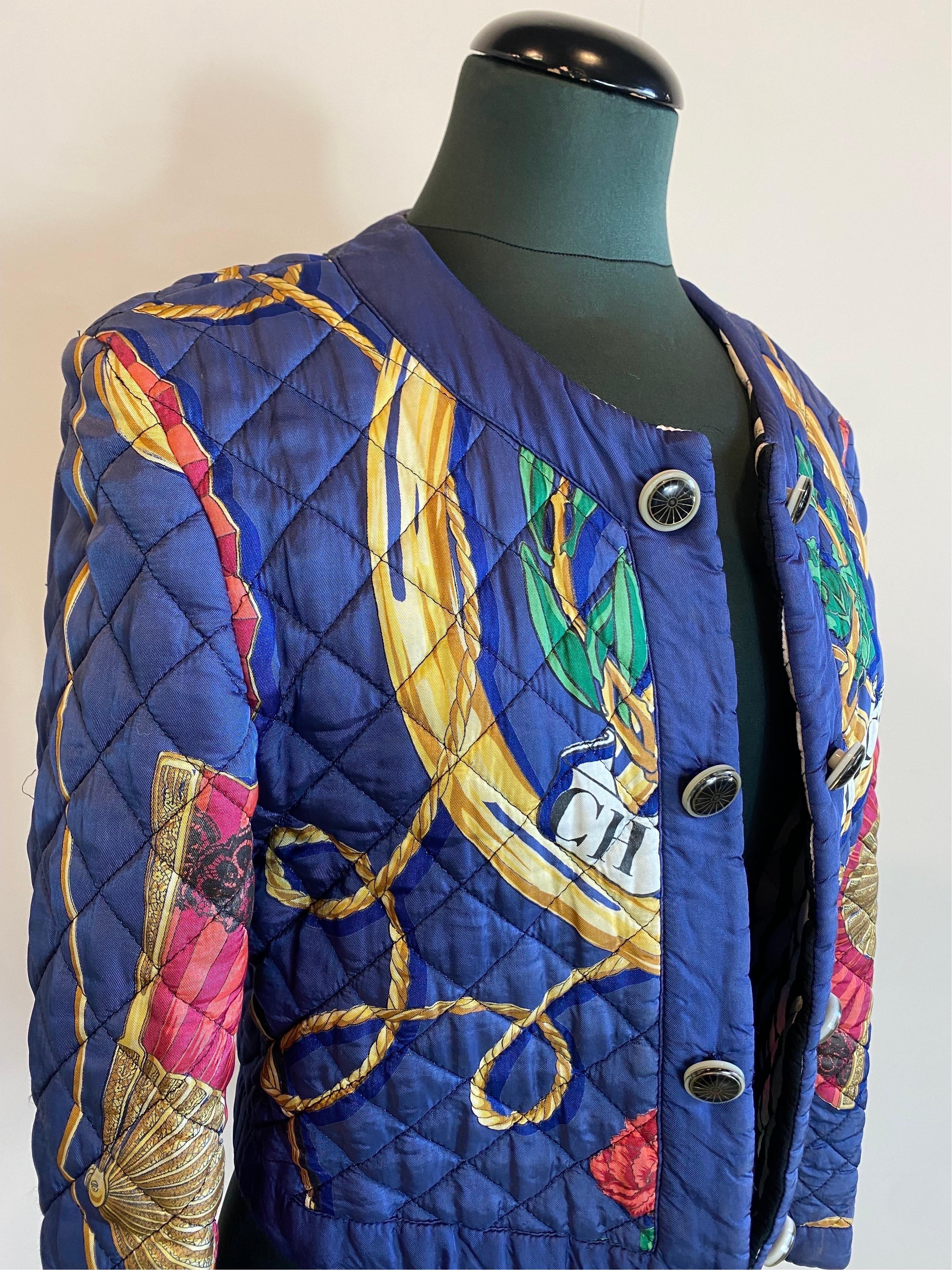 Rare vintage golden patterned jacket.
In Rayon.
Buttons for aesthetic purposes only. Quilted.
Size 42.
Length 45
Sleeve length 58
Bust 47
In good condition, shows signs of normal use as shown in the photos. in some places the seams of the quilt are