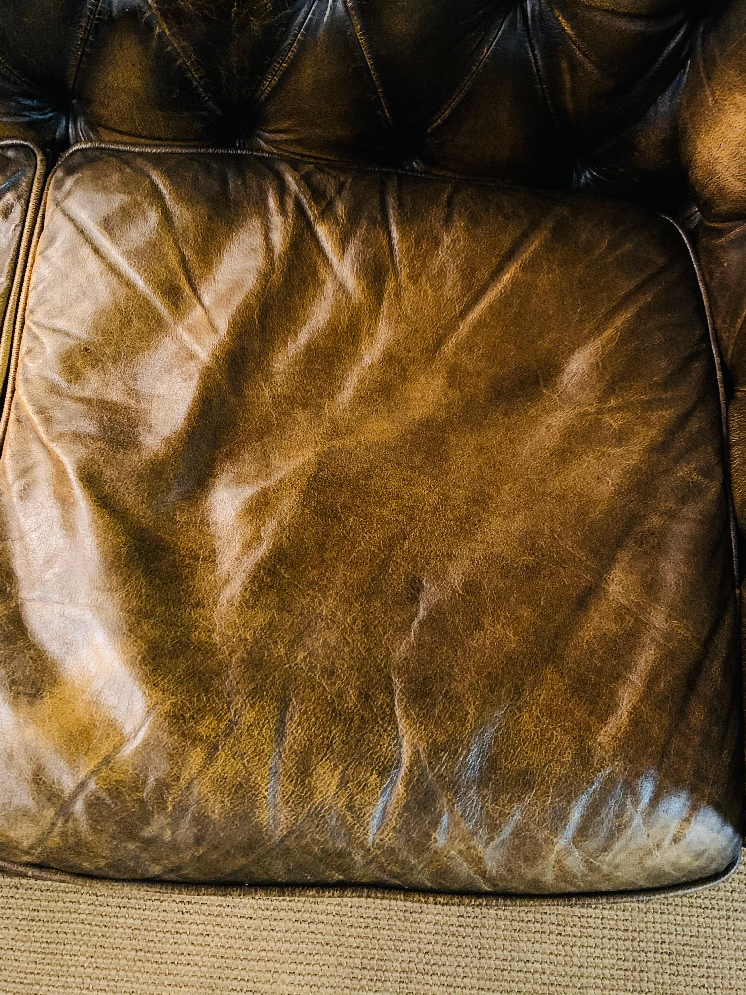 Rare canapé d'angle Chesterfield vintage vert et brun en cuir épais véritable en vente 8