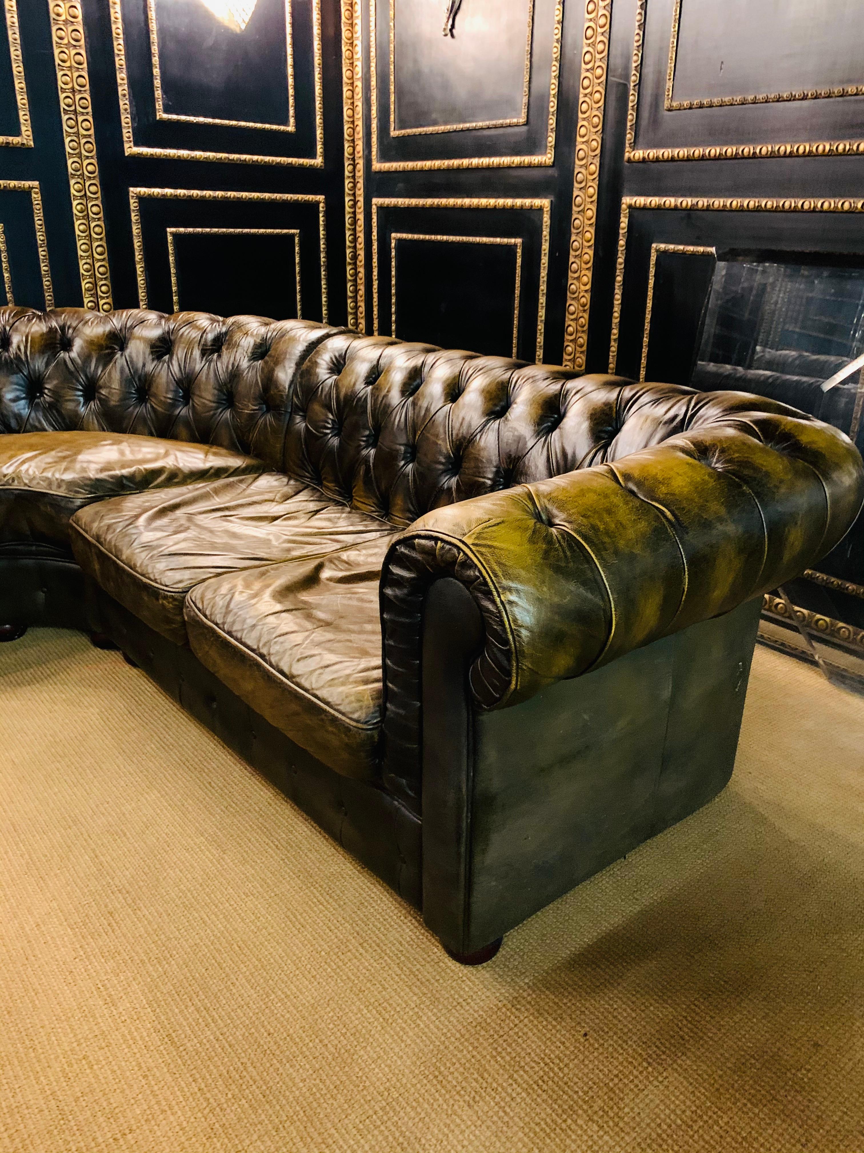 20ième siècle Rare canapé d'angle Chesterfield vintage vert et brun en cuir épais véritable en vente