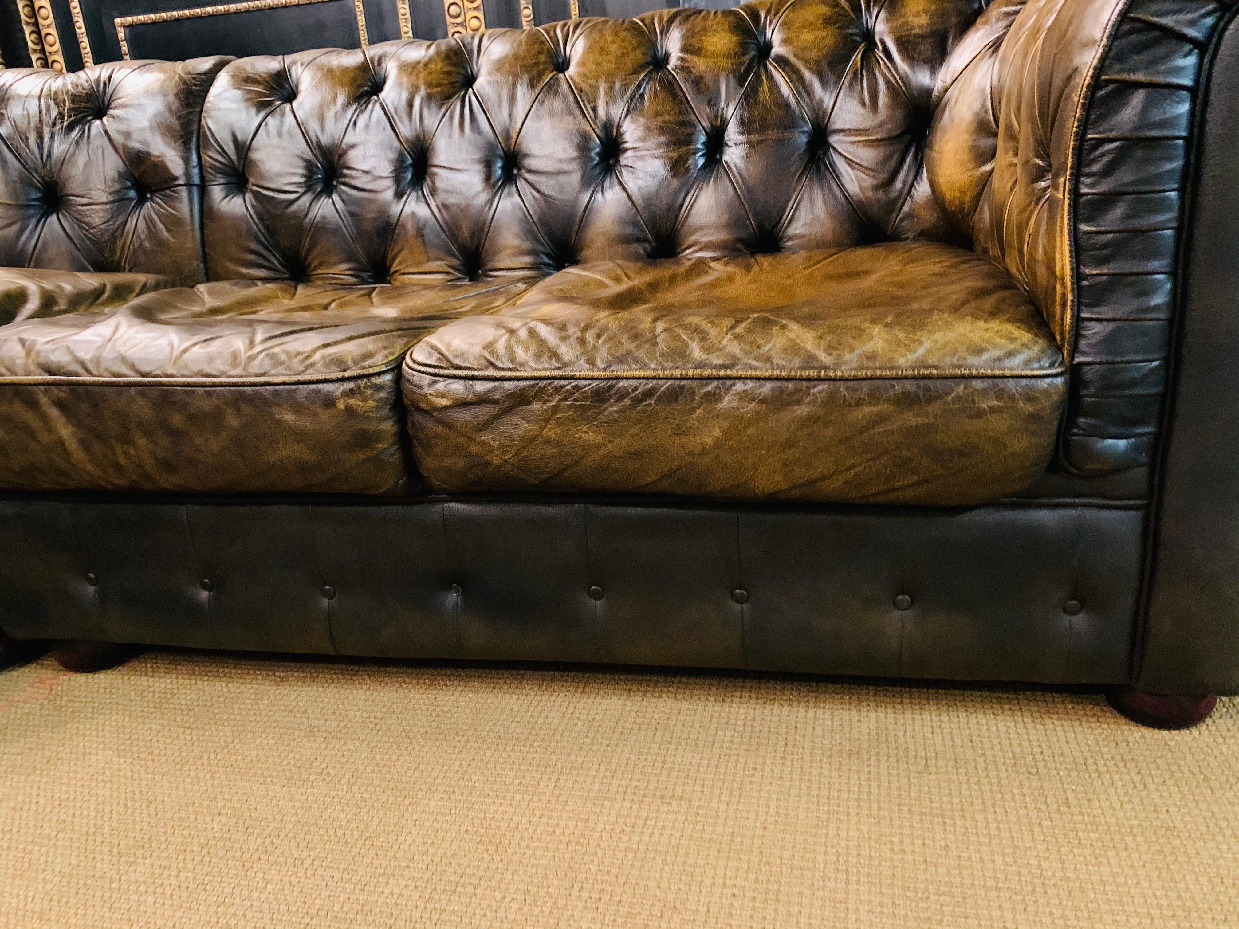 Cuir Rare canapé d'angle Chesterfield vintage vert et brun en cuir épais véritable en vente