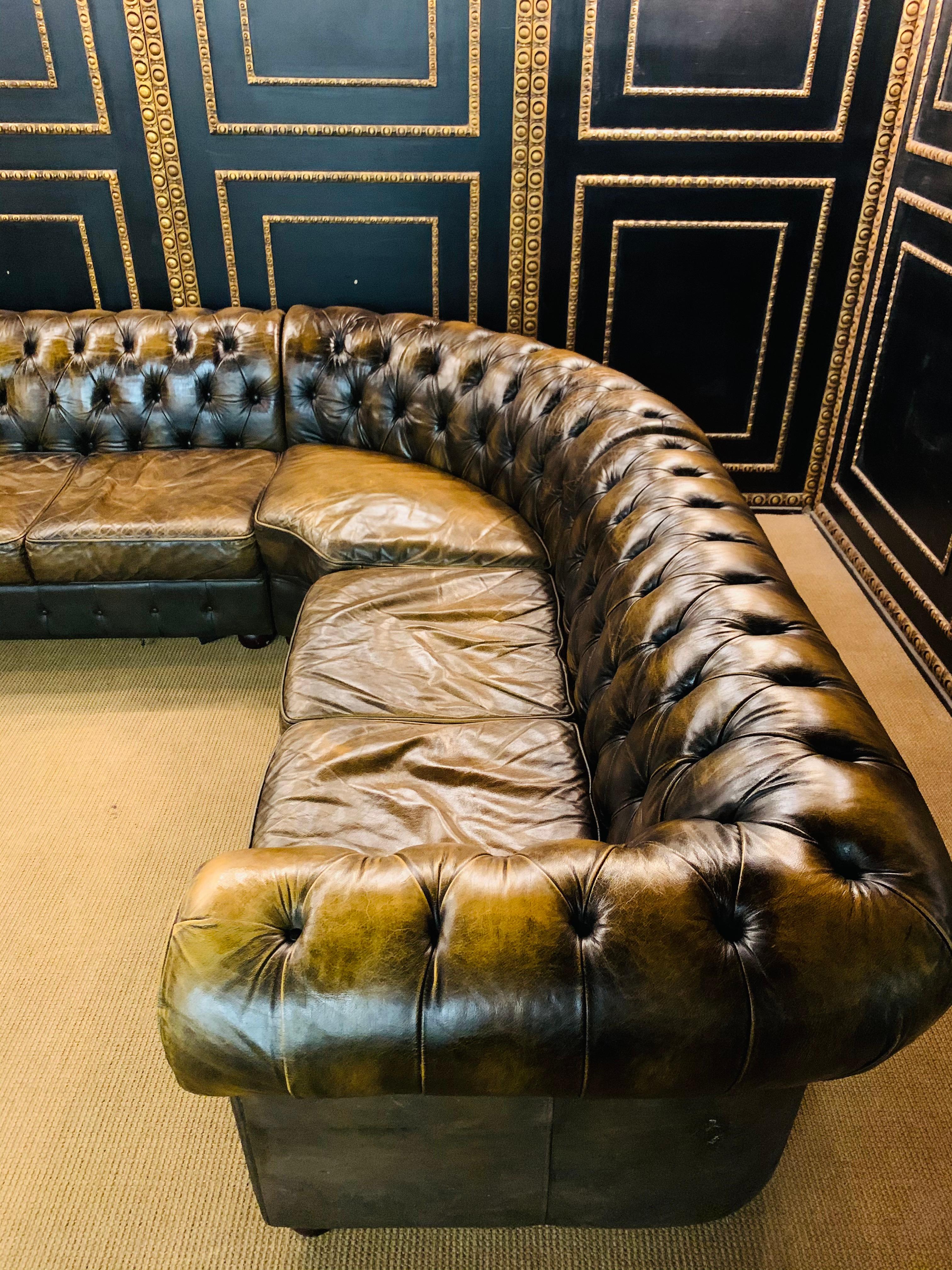 Seltene Vintage grün braun Chesterfield Eckcouch aus echtem dickem Leder im Zustand „Gut“ in Berlin, DE