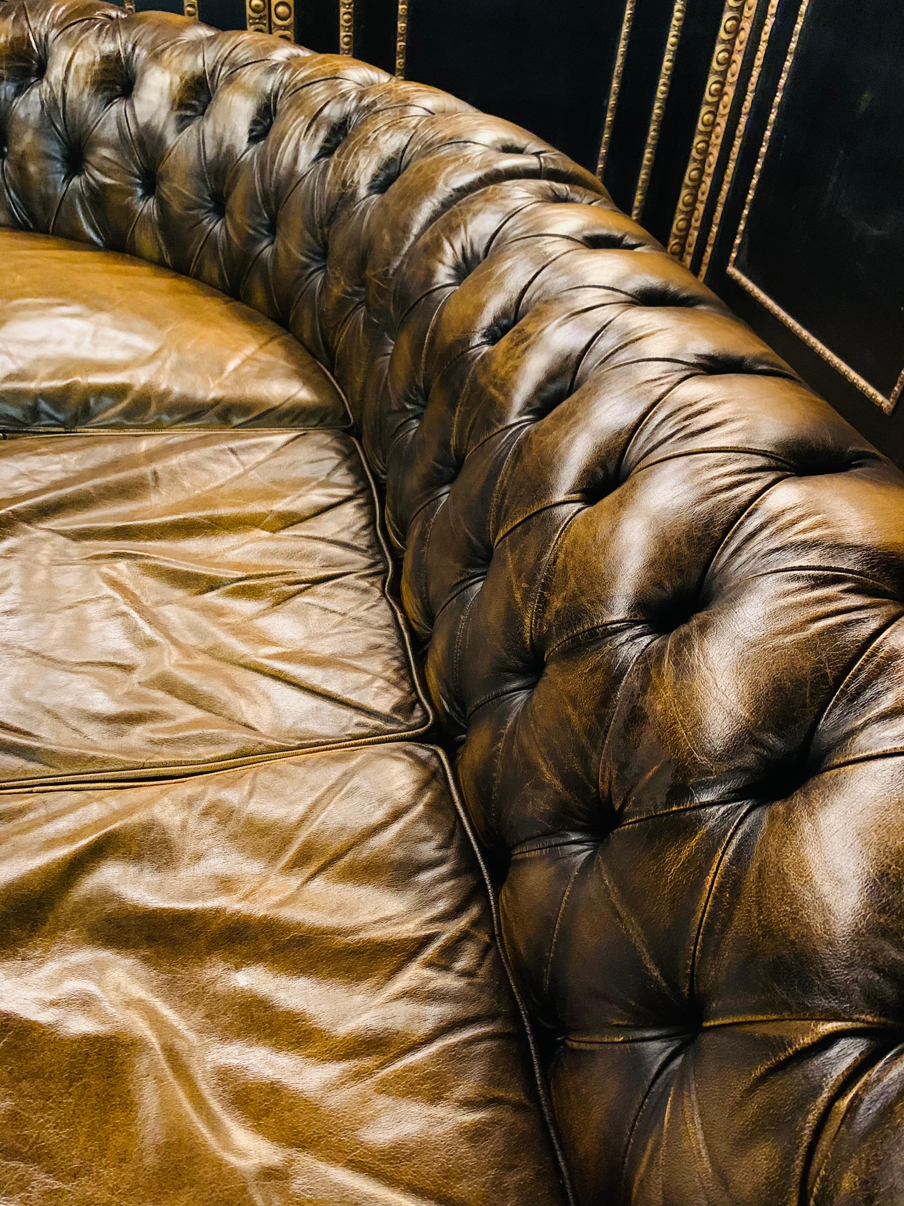 Rare canapé d'angle Chesterfield vintage vert et brun en cuir épais véritable en vente 2