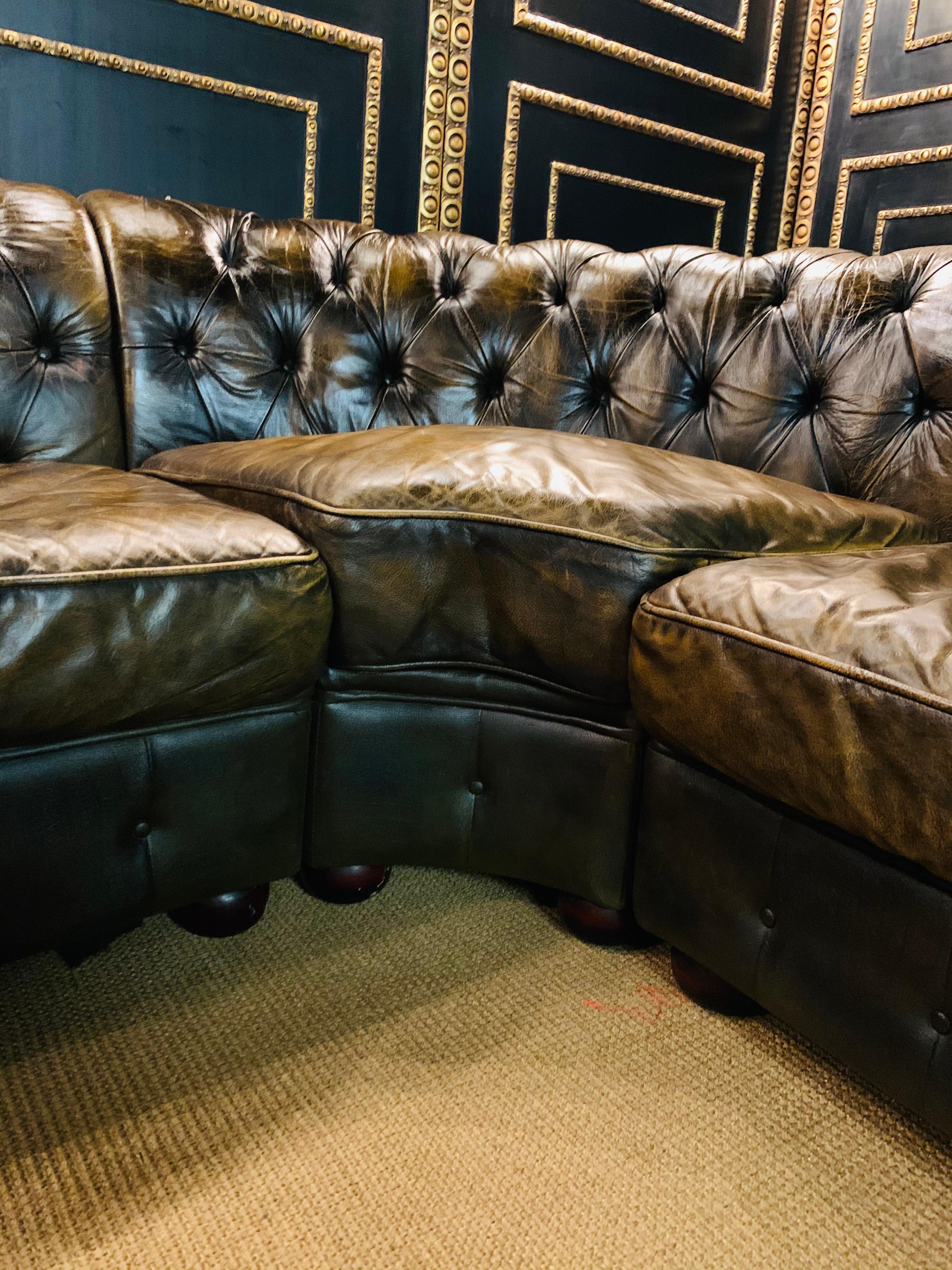 Rare canapé d'angle Chesterfield vintage vert et brun en cuir épais véritable en vente 3