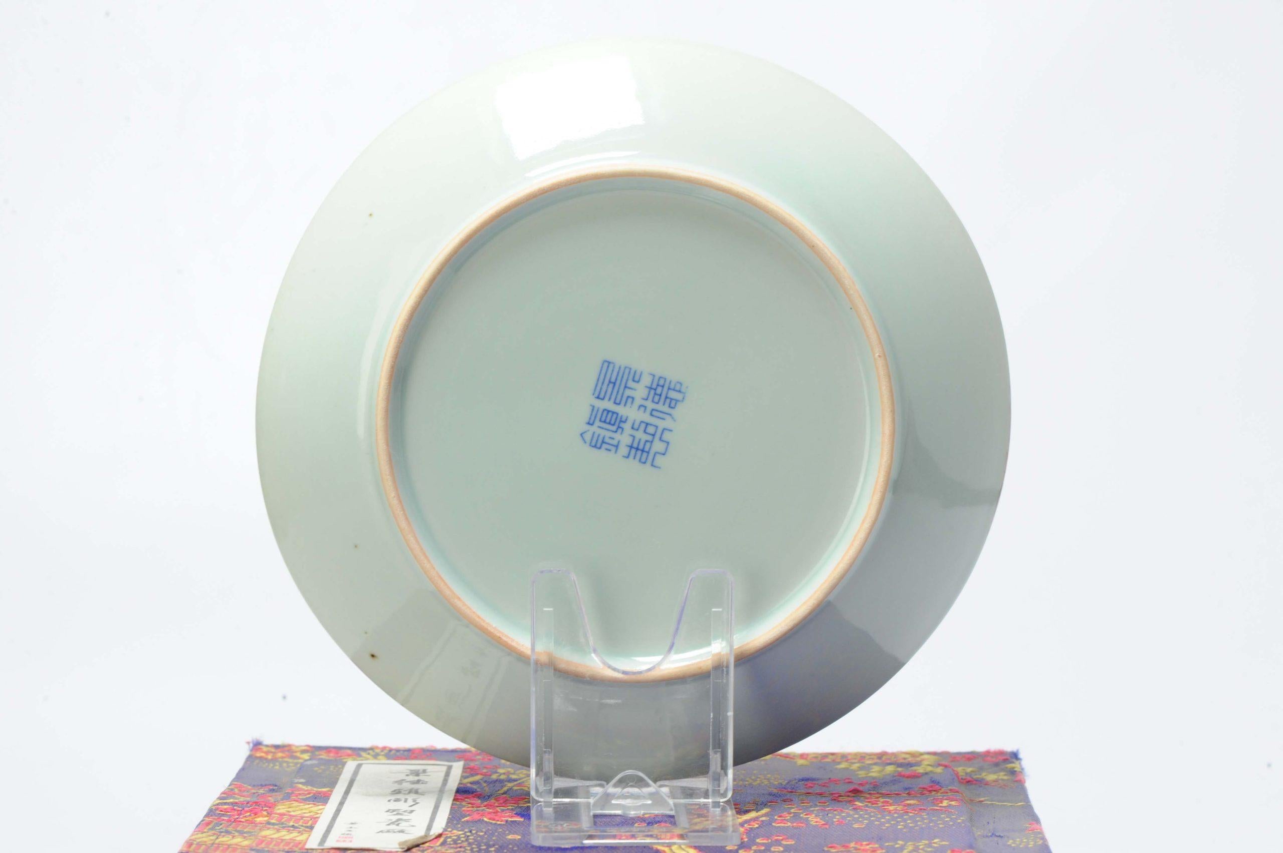 Chinois Rare assiette en porcelaine chinoise en relief PROC de fleurs, Chine, 1970-1990 en vente