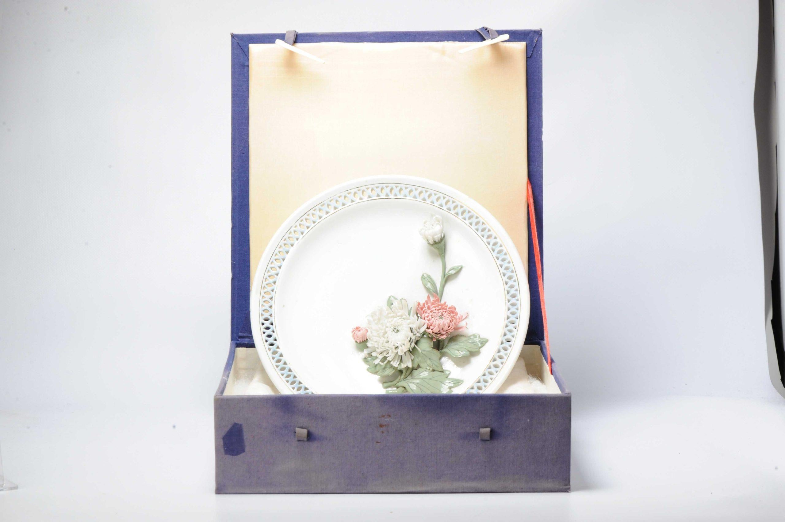 Rare assiette en porcelaine chinoise en relief représentant des fleurs, Chine, 1970-1990 Bon état - En vente à Amsterdam, Noord Holland