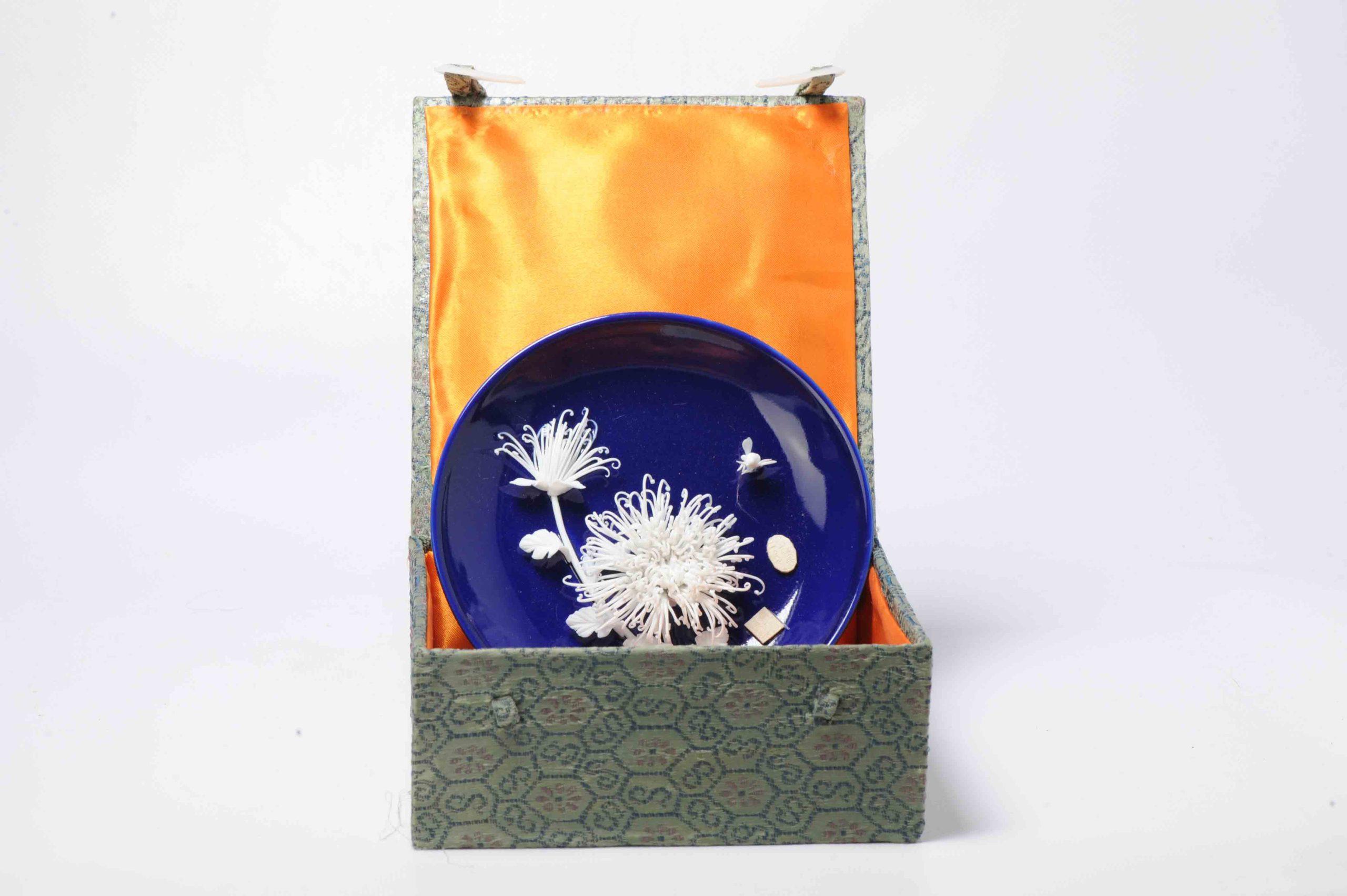 Seltener Vintage- Proc-Reliefteller aus chinesischem Porzellan mit Blumenmotiv aus China, 1970-1990 im Zustand „Gut“ im Angebot in Amsterdam, Noord Holland