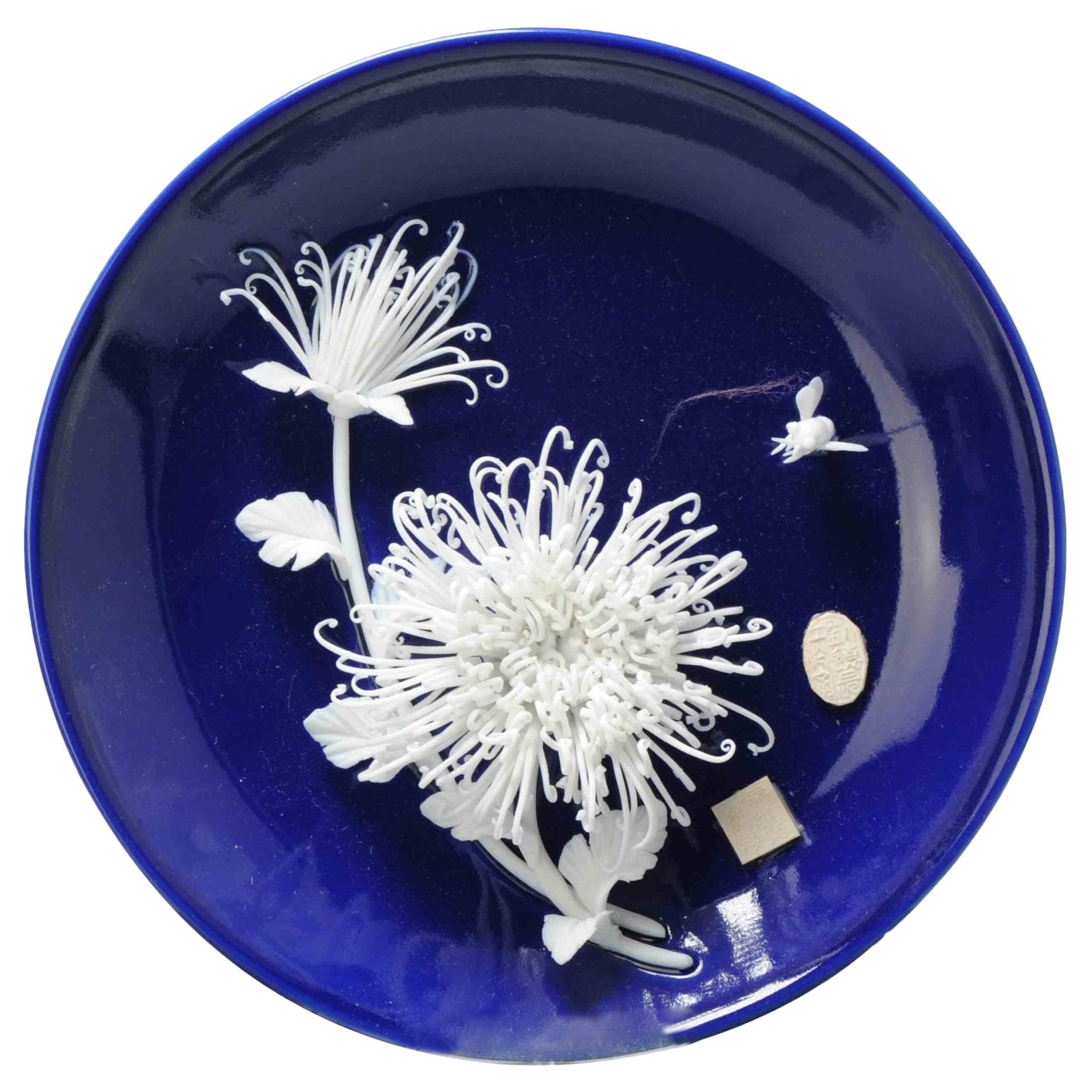 Rare assiette en porcelaine chinoise en relief représentant des fleurs, Chine, 1970-1990 en vente