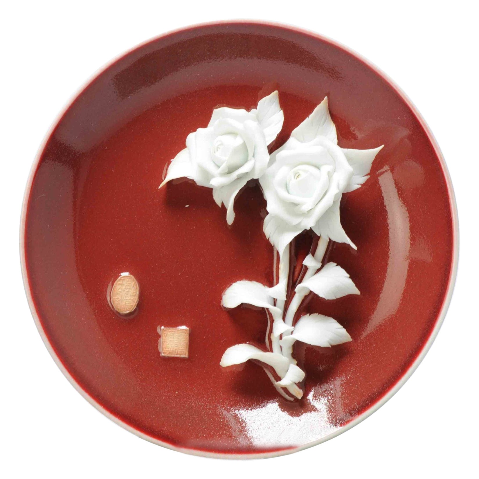Rare assiette en porcelaine chinoise en relief PROC de fleurs, Chine, 1970-1990