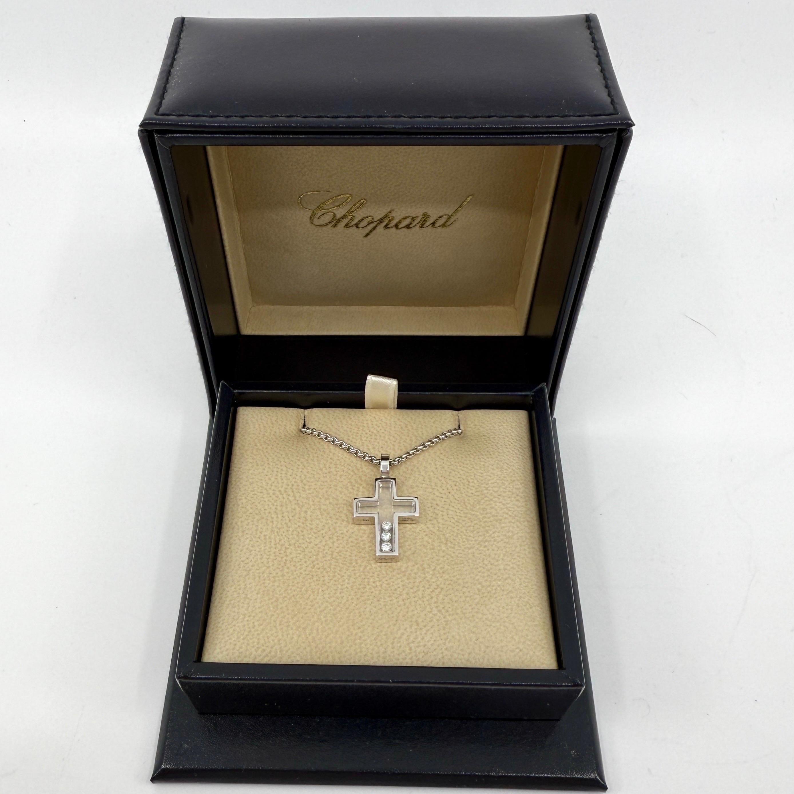 Collana con ciondolo a croce d'epoca Chopard Happy Diamonds in oro bianco 18 carati.

Ispirata alle gocce d'acqua, la collezione Happy Diamonds Icons di Chopard presenta diamanti che sono liberi di volteggiare con grazia dietro un vetro di cristallo
