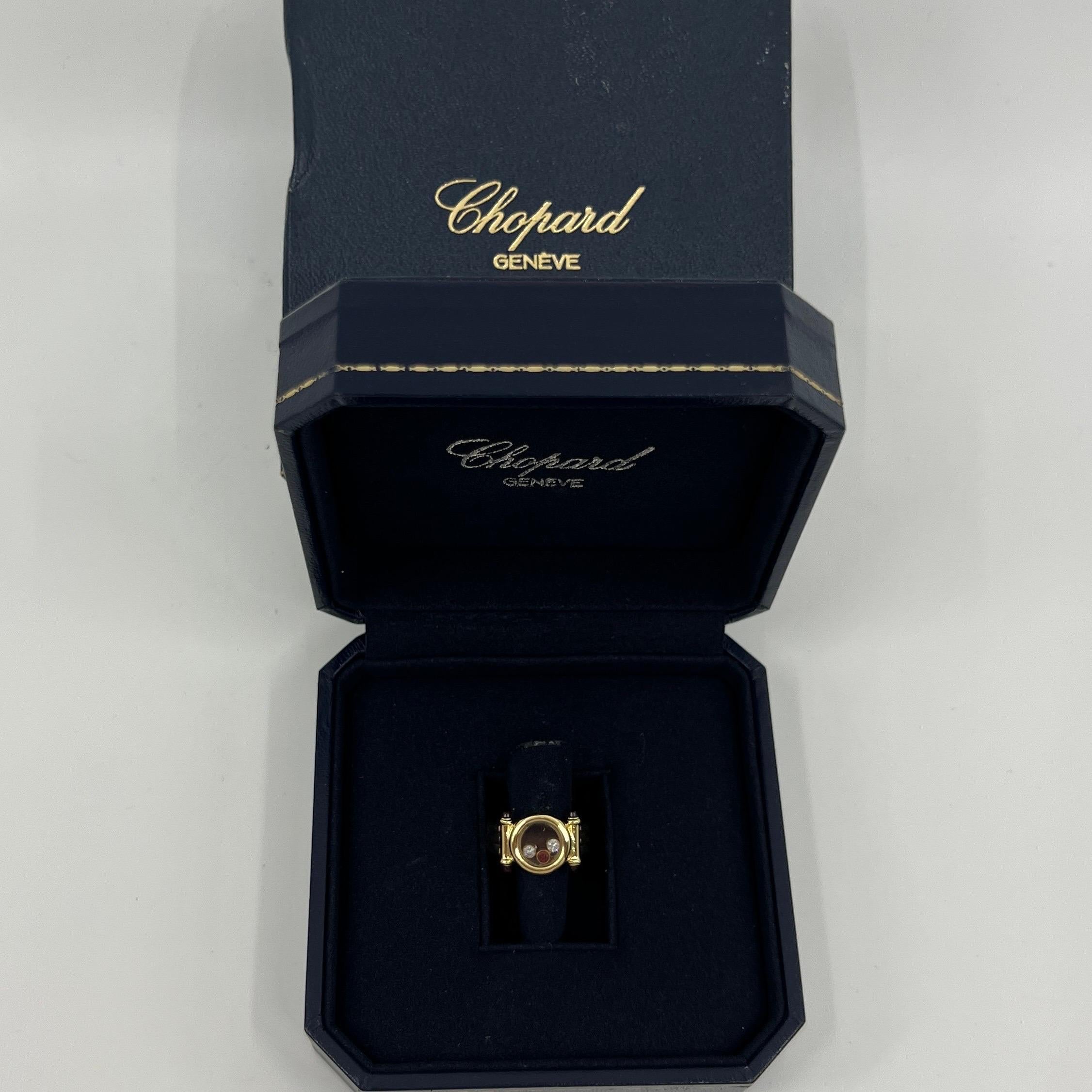 Eine seltene Chopard Happy Diamanten und Rubin 18k Gelbgold Ring. 

Die Kollektion Happy Diamonds von Chopard ist von Wassertropfen inspiriert und zeigt Diamanten, die sich hinter Saphirkristallglas anmutig bewegen und ihr Funkeln bei jeder Bewegung