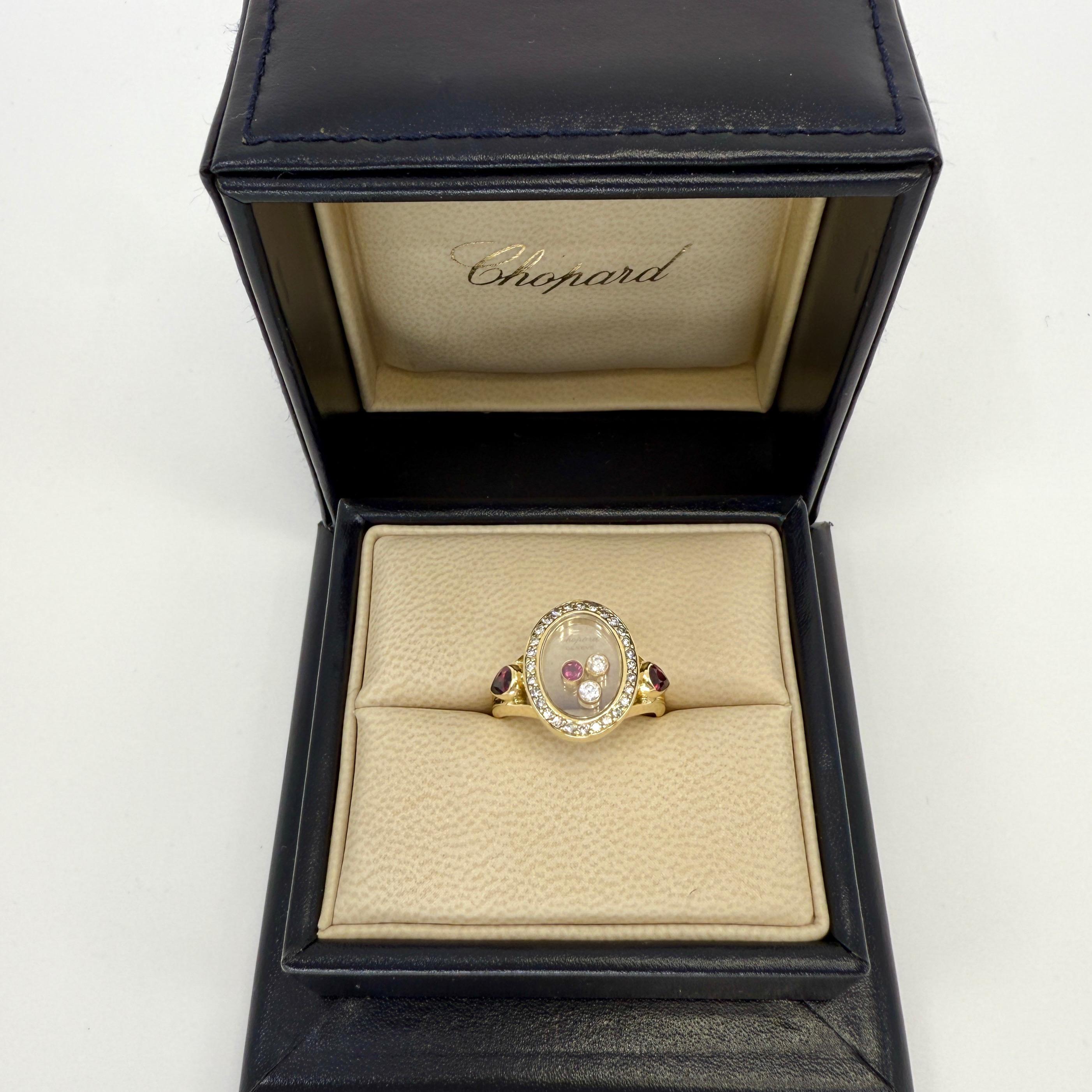 Un raro anello d'epoca Chopard Happy Diamonds and Ruby in oro giallo 18k. 

Ispirata alle gocce d'acqua, la collezione Happy Diamonds di Chopard presenta diamanti che sono liberi di volteggiare con grazia dietro un vetro di cristallo di zaffiro,