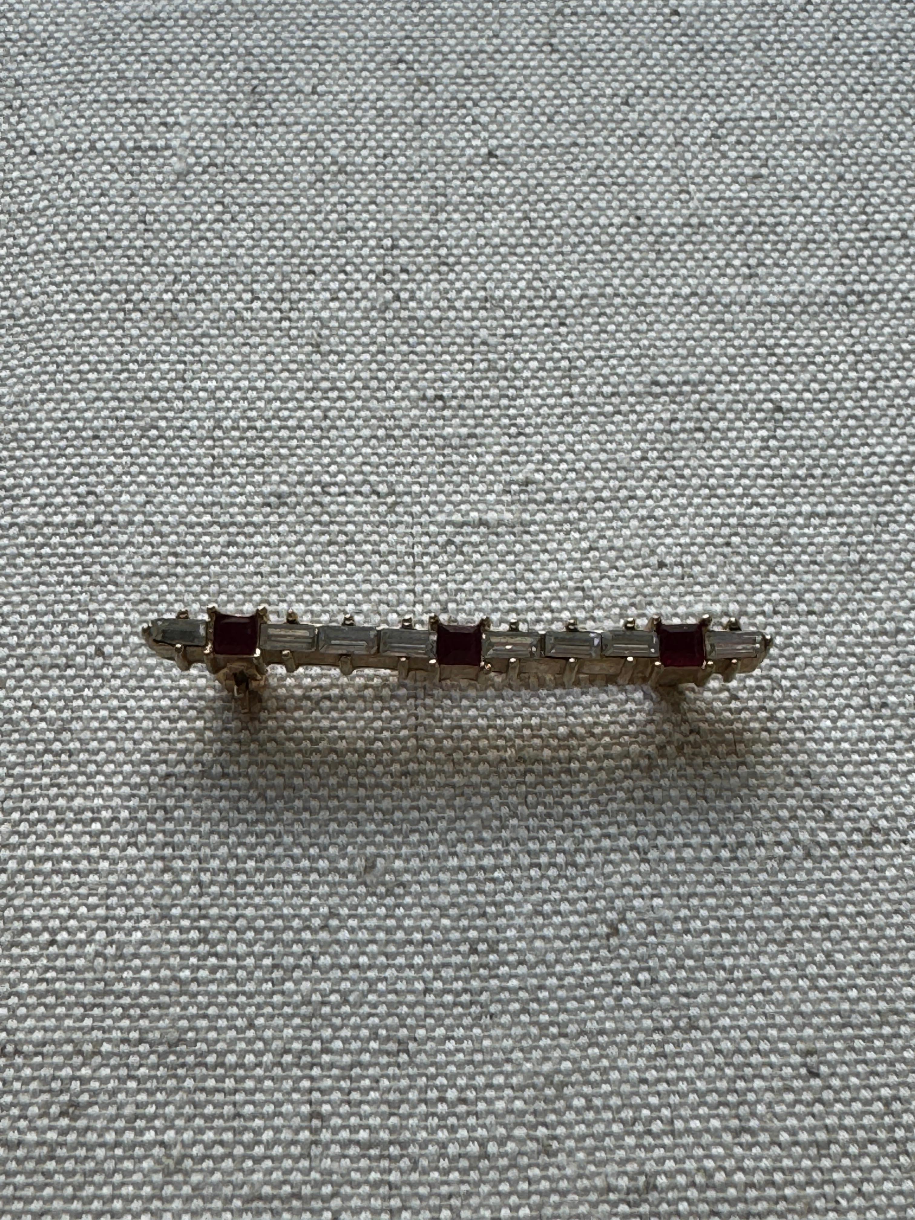 Raro broche vintage Christian Dior con piedras blancas y rojas estilo baguette en venta 4