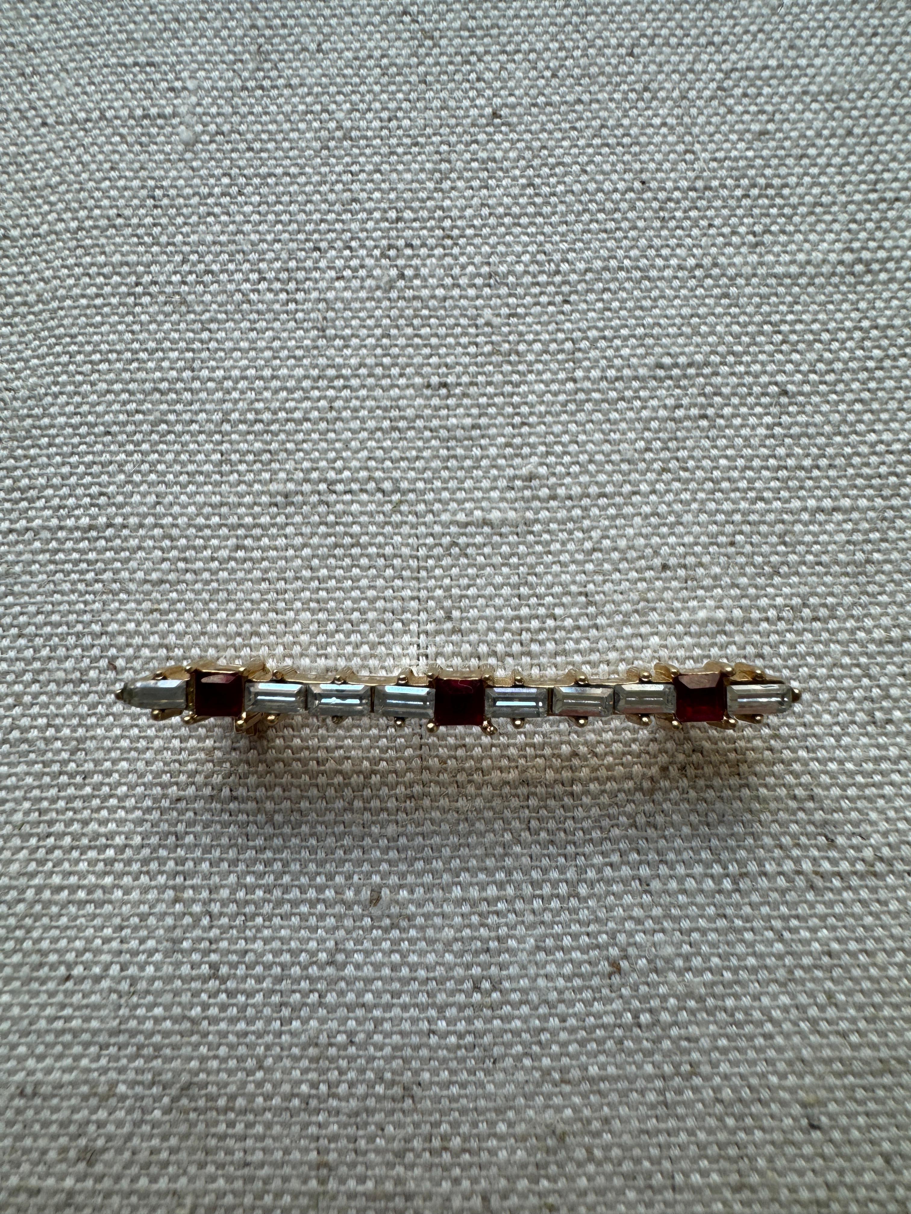 Raro broche vintage Christian Dior con piedras blancas y rojas estilo baguette Art Decó en venta