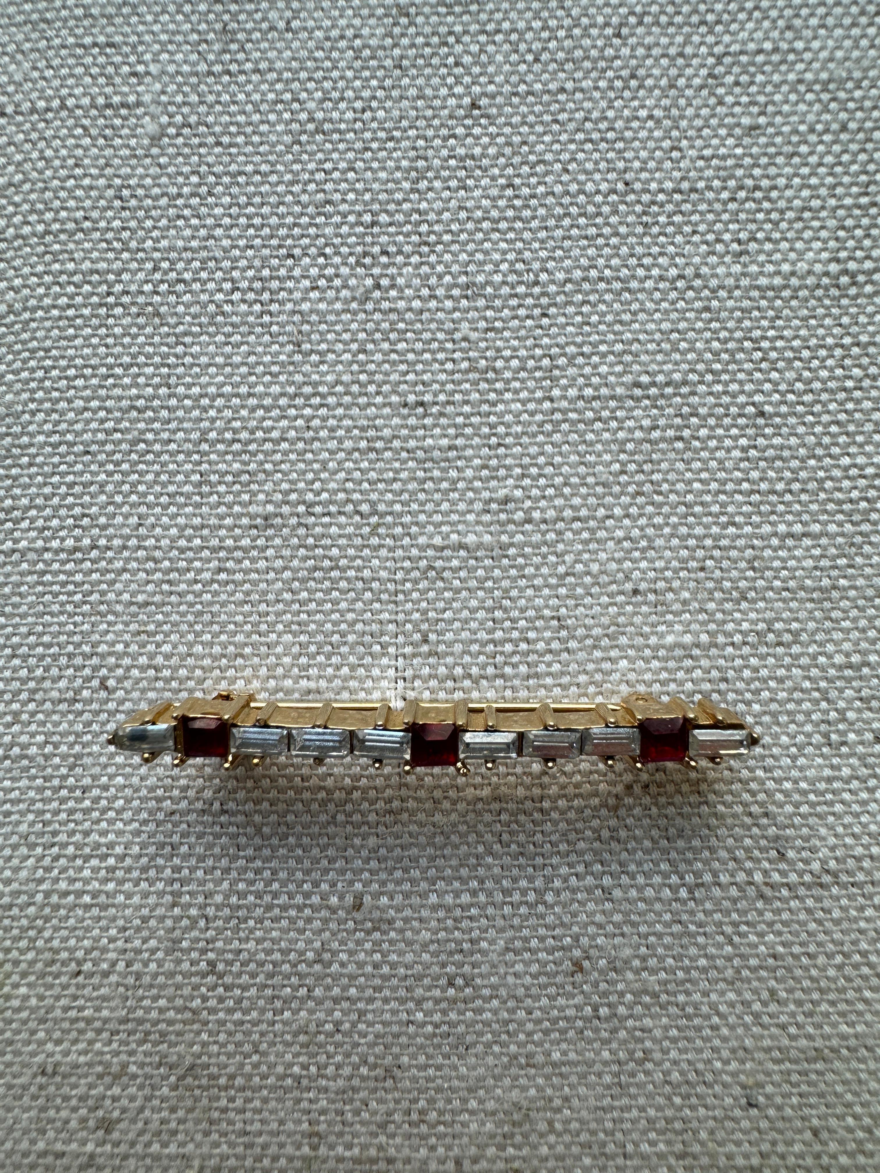 Raro broche vintage Christian Dior con piedras blancas y rojas estilo baguette Corte baguette en venta
