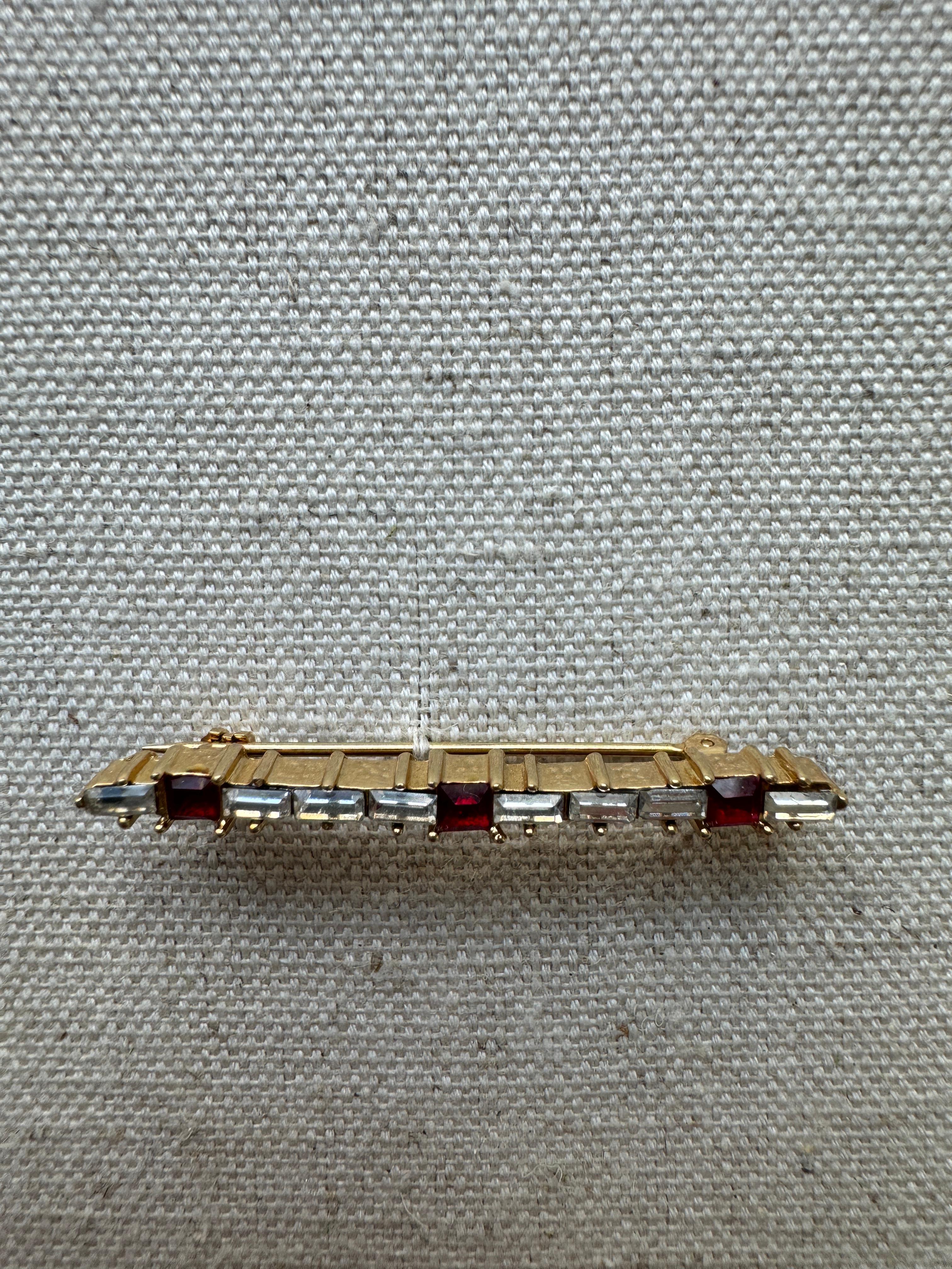 Femenino o masculino Raro broche vintage Christian Dior con piedras blancas y rojas estilo baguette en venta
