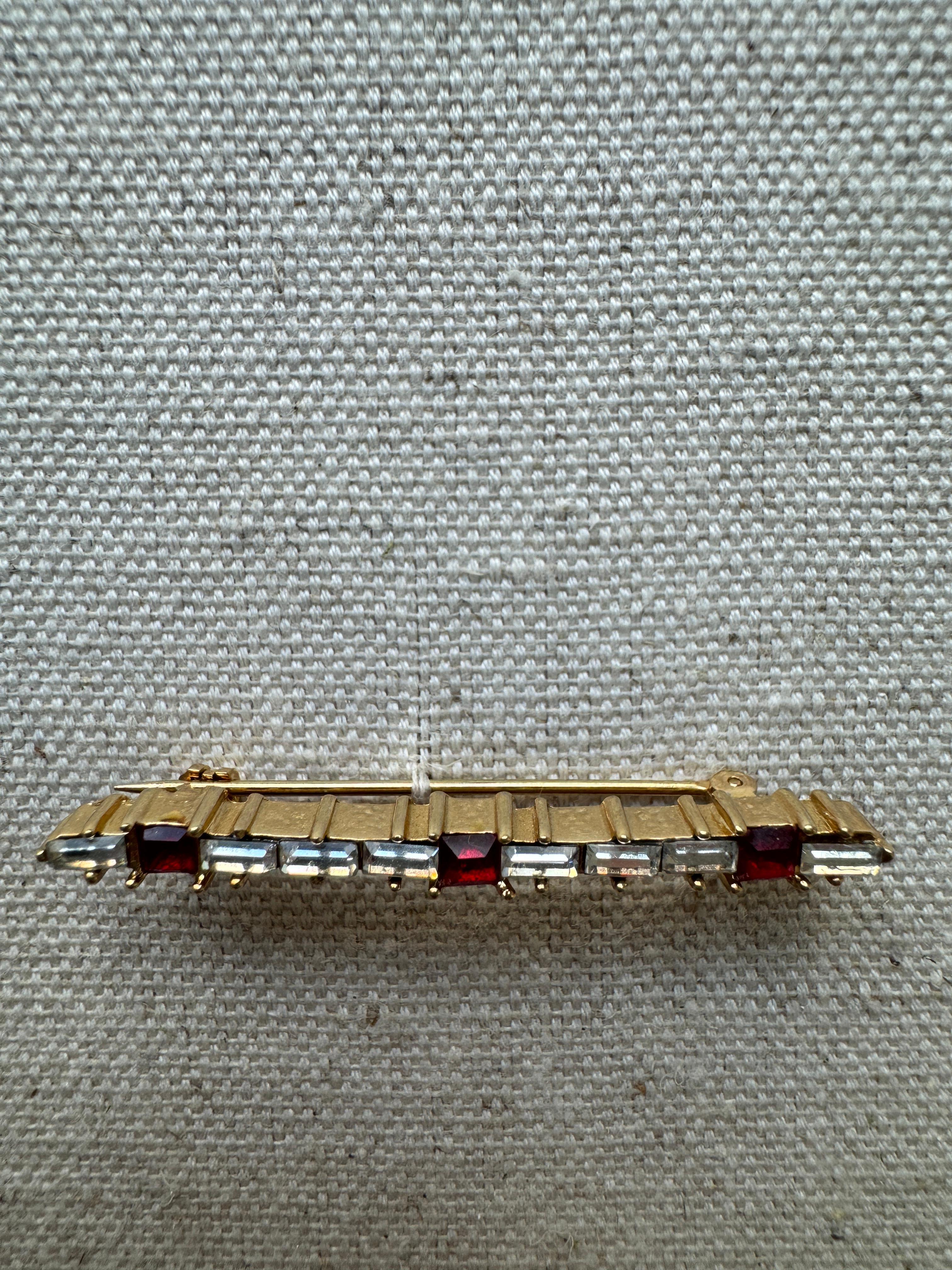 Raro broche vintage Christian Dior con piedras blancas y rojas estilo baguette en venta 1