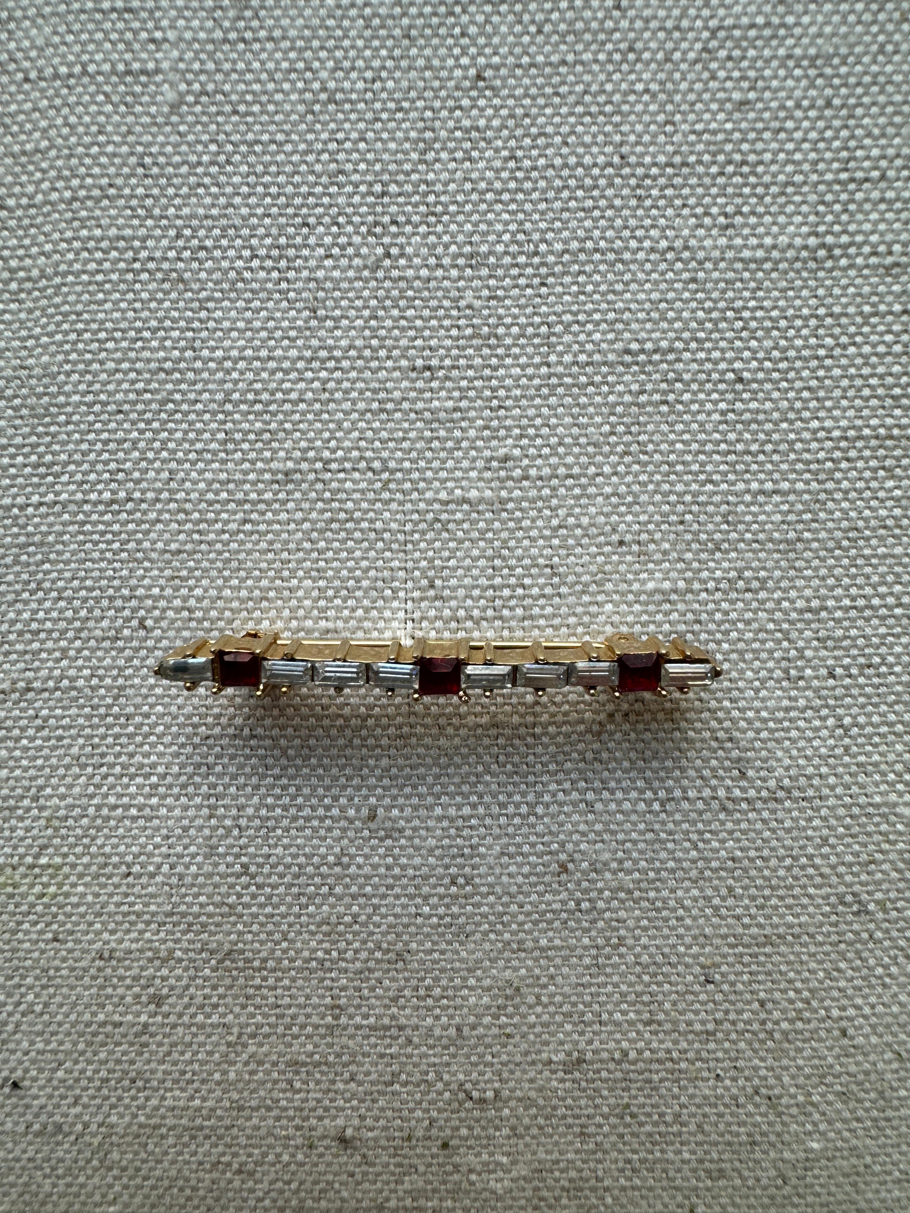 Raro broche vintage Christian Dior con piedras blancas y rojas estilo baguette en venta 2