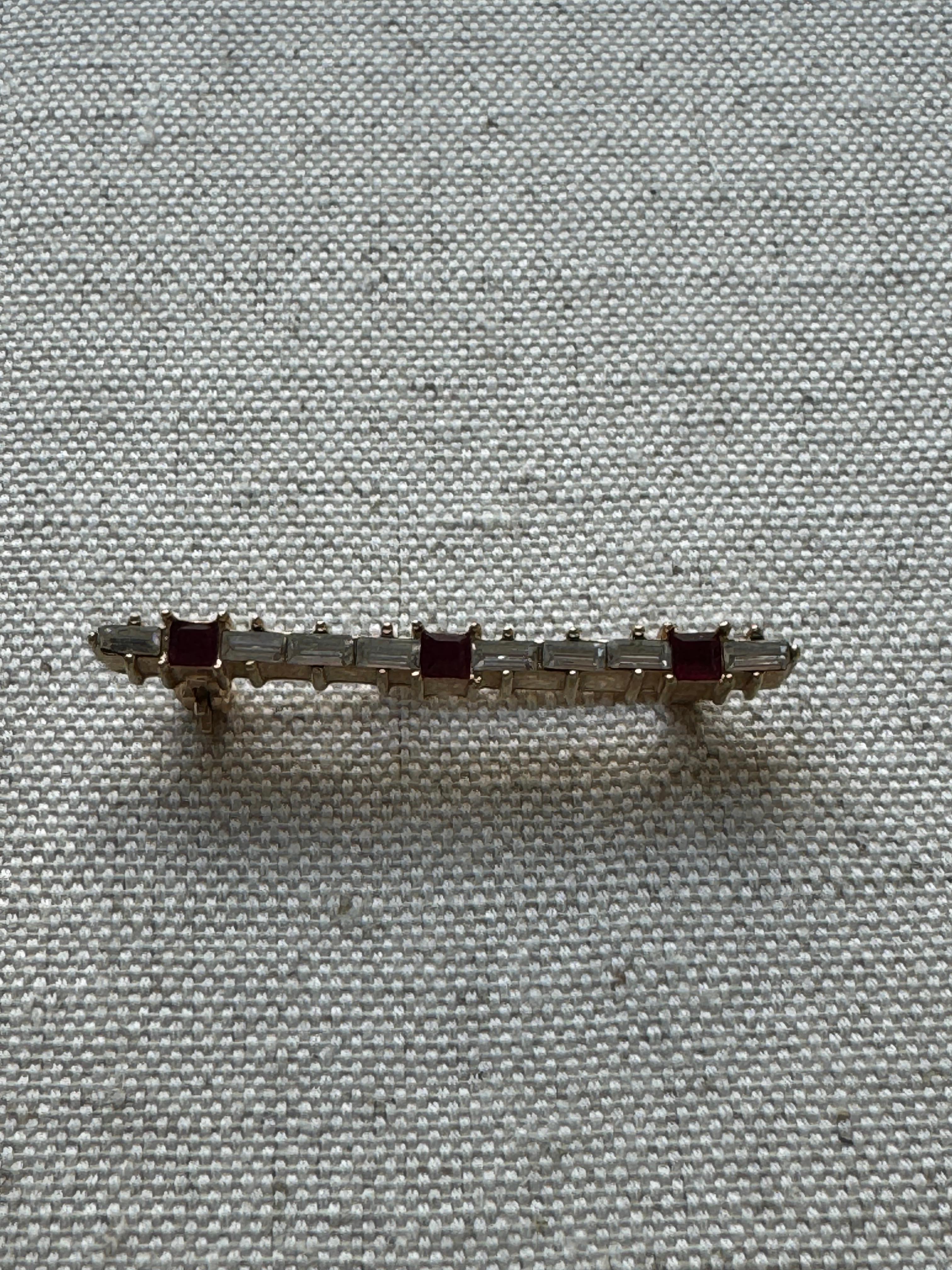 Raro broche vintage Christian Dior con piedras blancas y rojas estilo baguette en venta 3