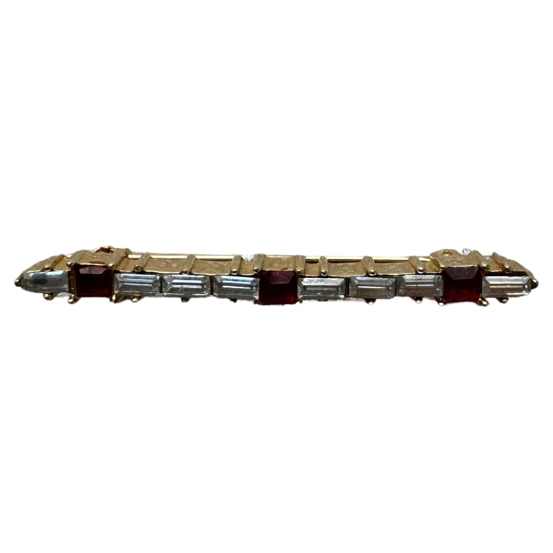 Seltene Vintage Christian Dior Vintage Brosche mit weiBen und roten Steinen im Baguette Stil im Angebot bei 1stDibs