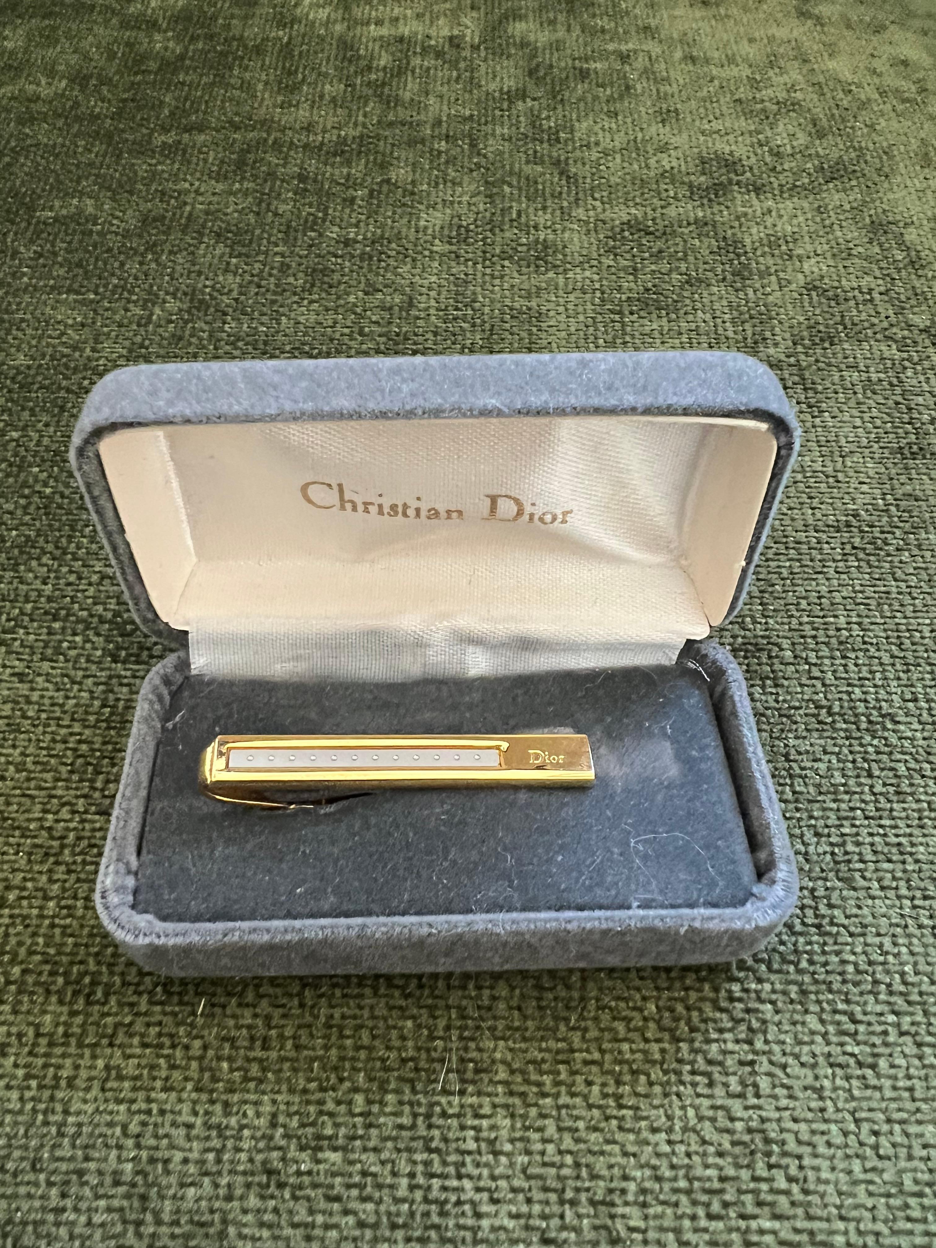 Raro fermacravatte d'oro Christian Dior d'epoca, circa 1980, con custodia originale in vendita 5