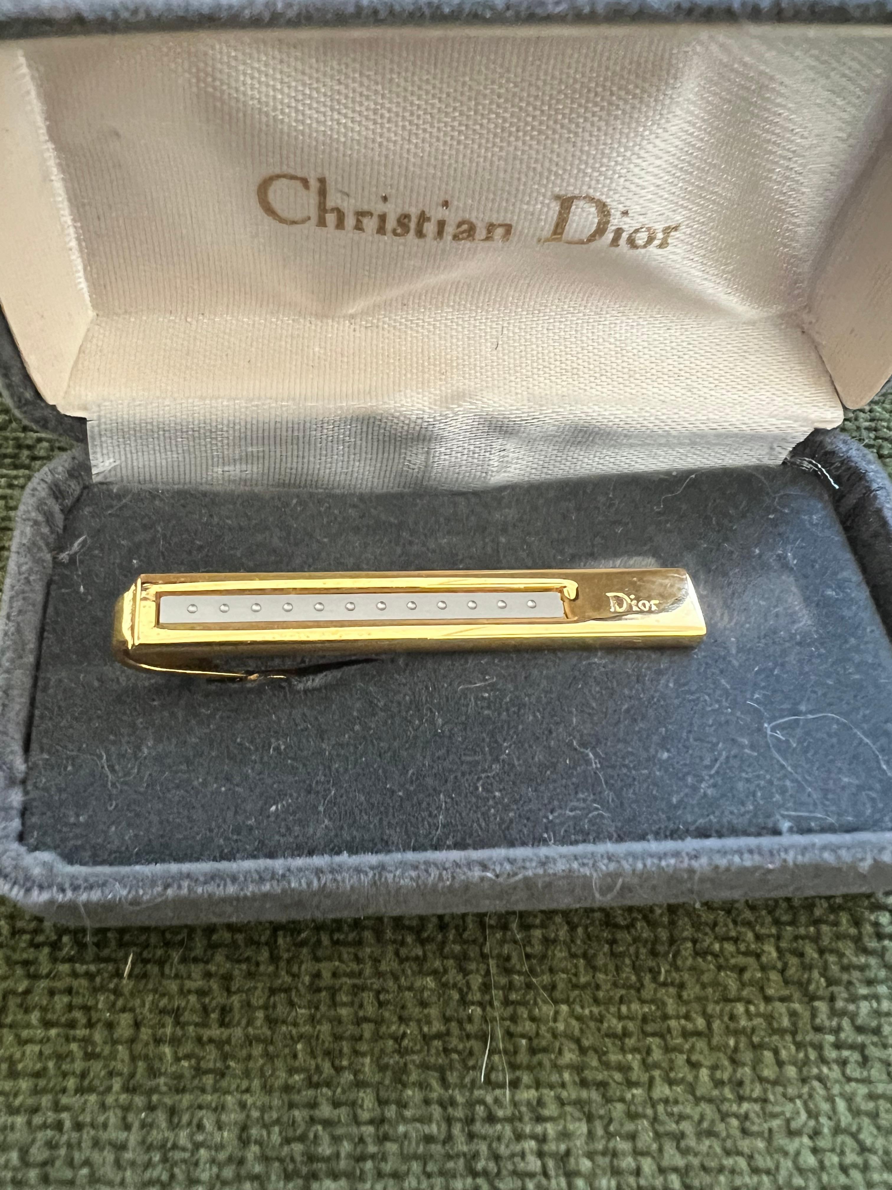 Art Déco Raro fermacravatte d'oro Christian Dior d'epoca, circa 1980, con custodia originale in vendita