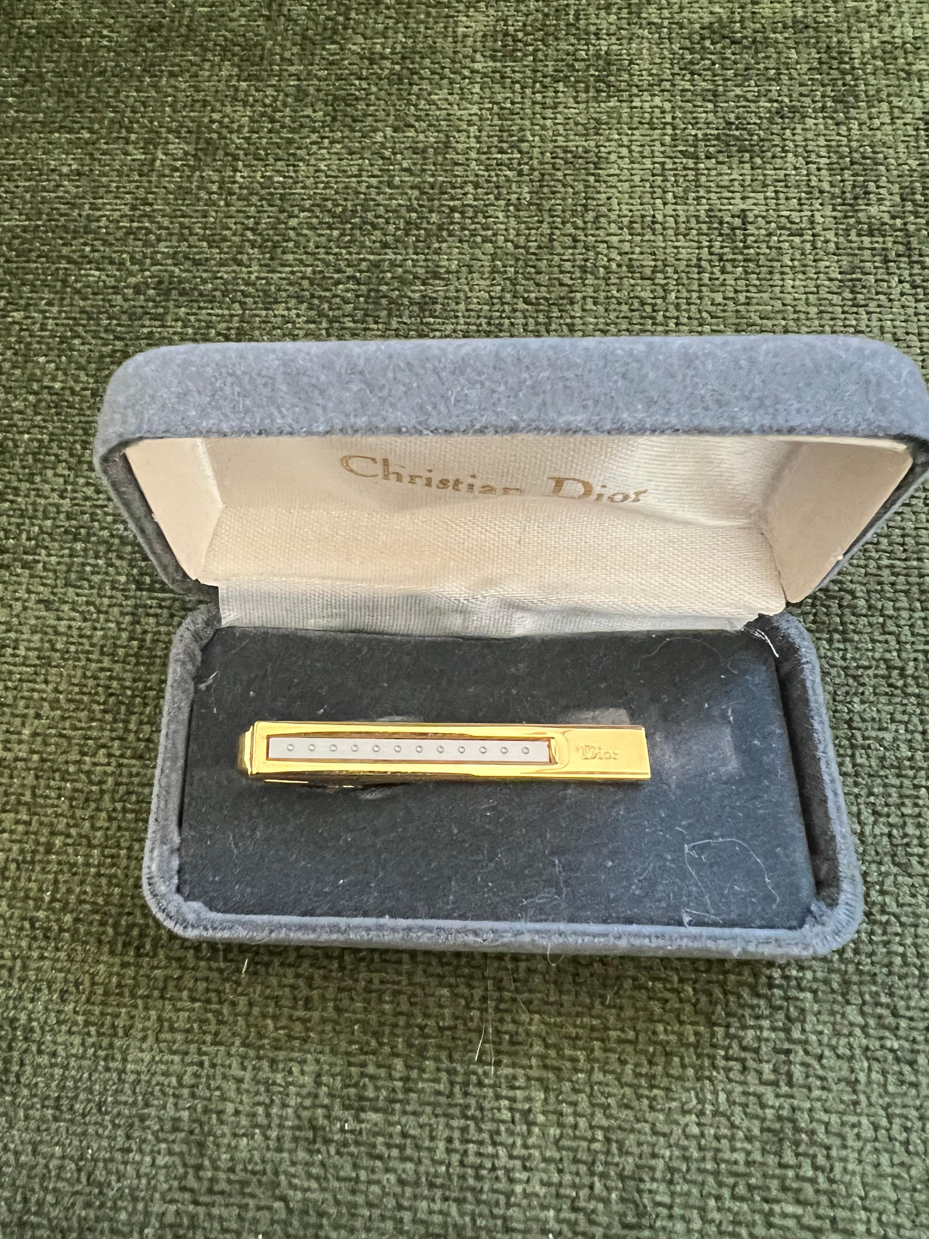 Raro fermacravatte d'oro Christian Dior d'epoca, circa 1980, con custodia originale In condizioni ottime in vendita a New York, NY