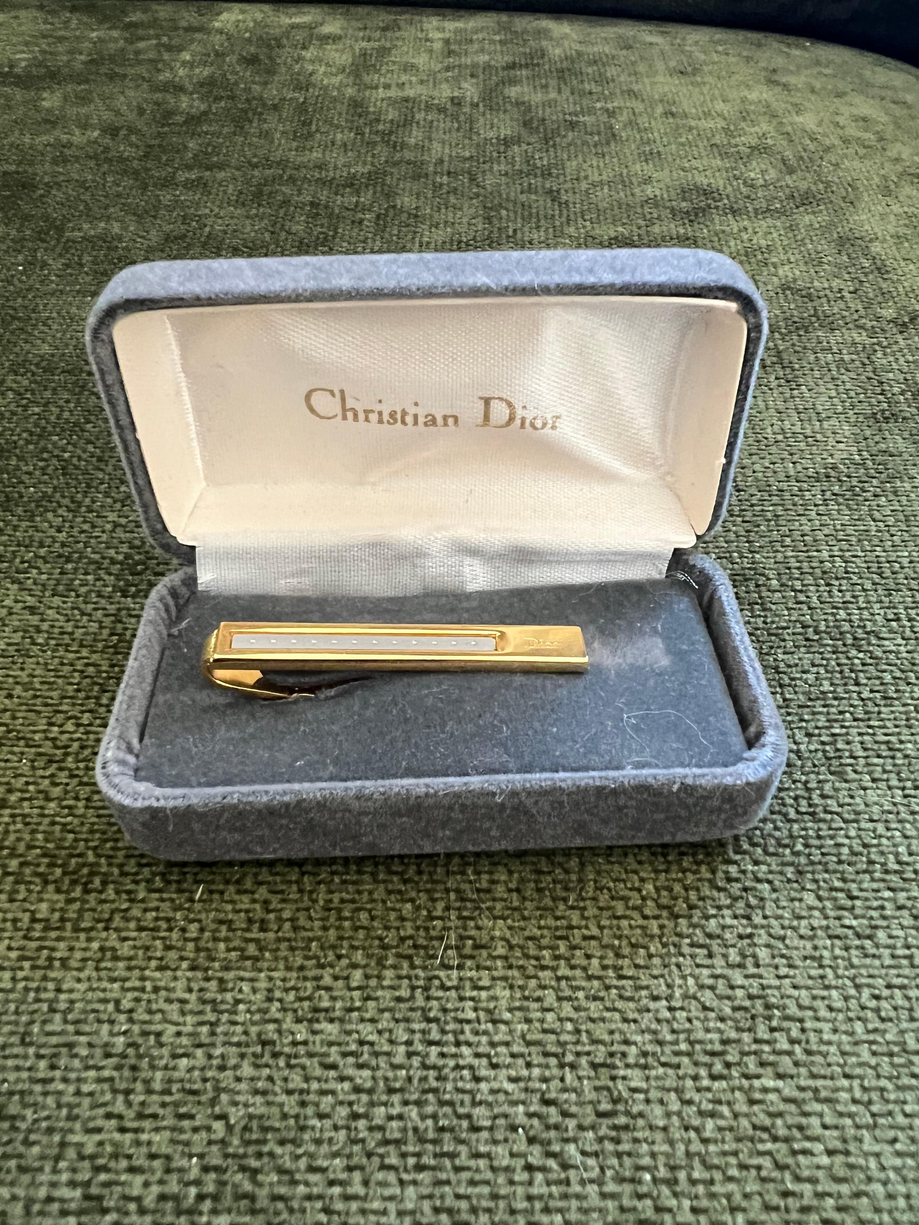 Raro fermacravatte d'oro Christian Dior d'epoca, circa 1980, con custodia originale in vendita 2