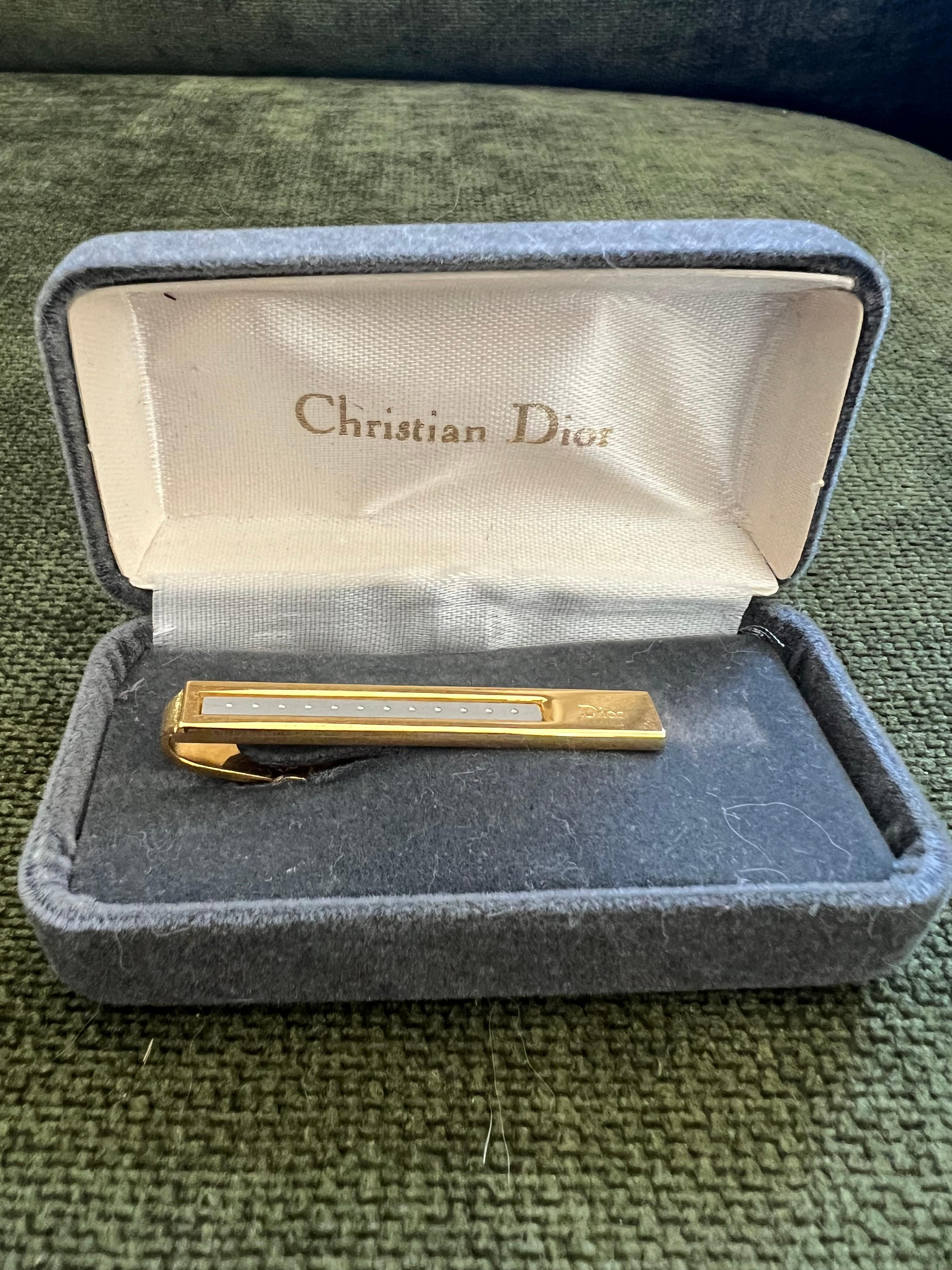Raro fermacravatte d'oro Christian Dior d'epoca, circa 1980, con custodia originale in vendita 3