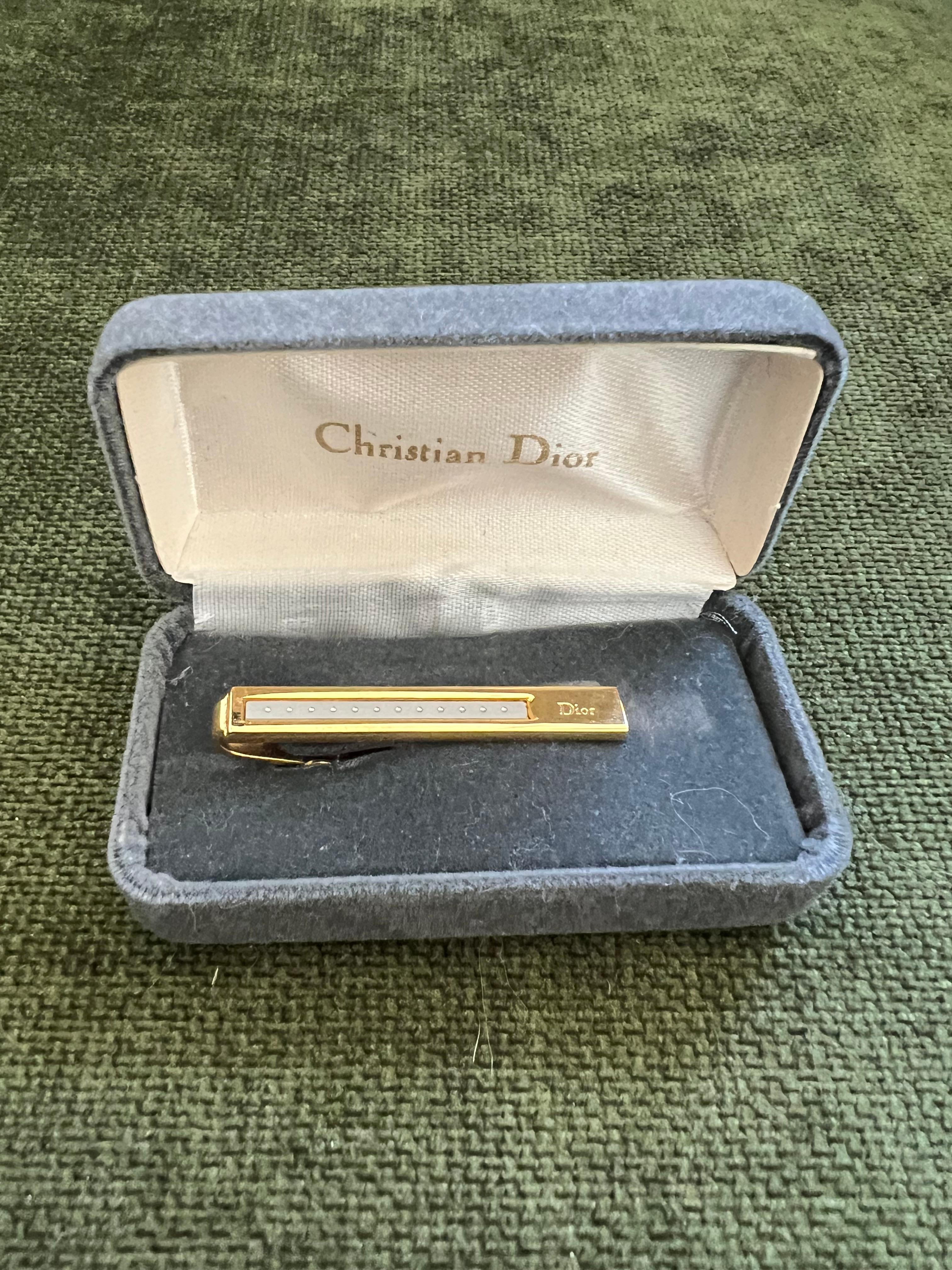 Raro fermacravatte d'oro Christian Dior d'epoca, circa 1980, con custodia originale in vendita 4