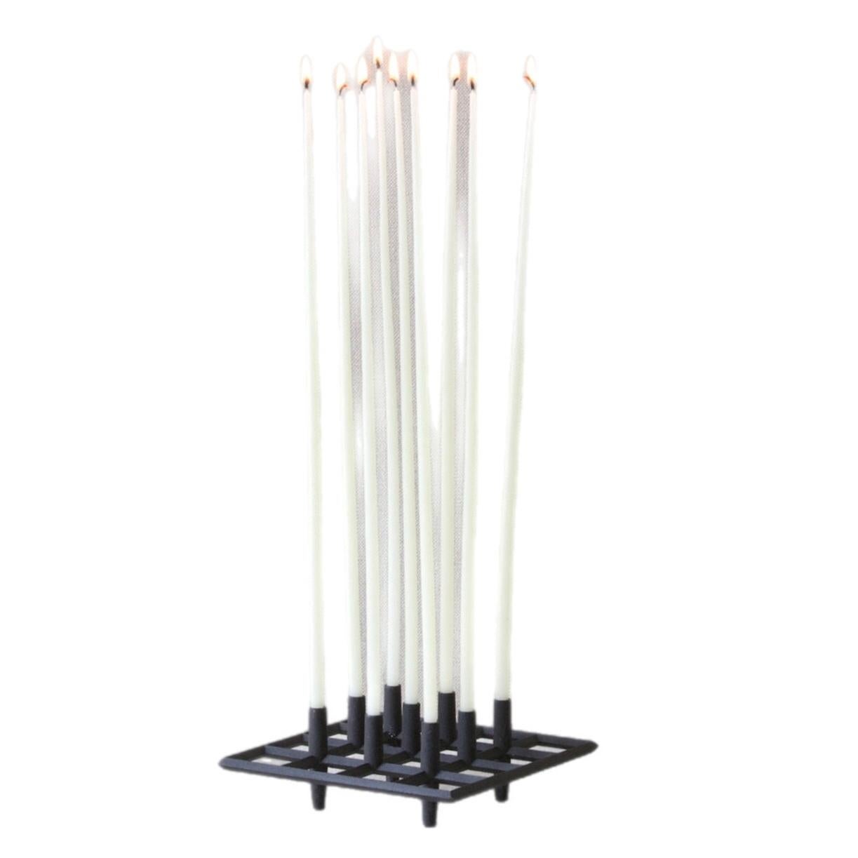 Raro candelabro d'epoca danese moderno Jens Quistgaard JHQ a 8 luci con griglia quadrata in ghisa 

Eleganza, industria, minimalismo Jens Quistgaard  Candela conica JHQ 8, modello Trivet,  candelabro a forma di griglia per Dansk.  Prodotto in