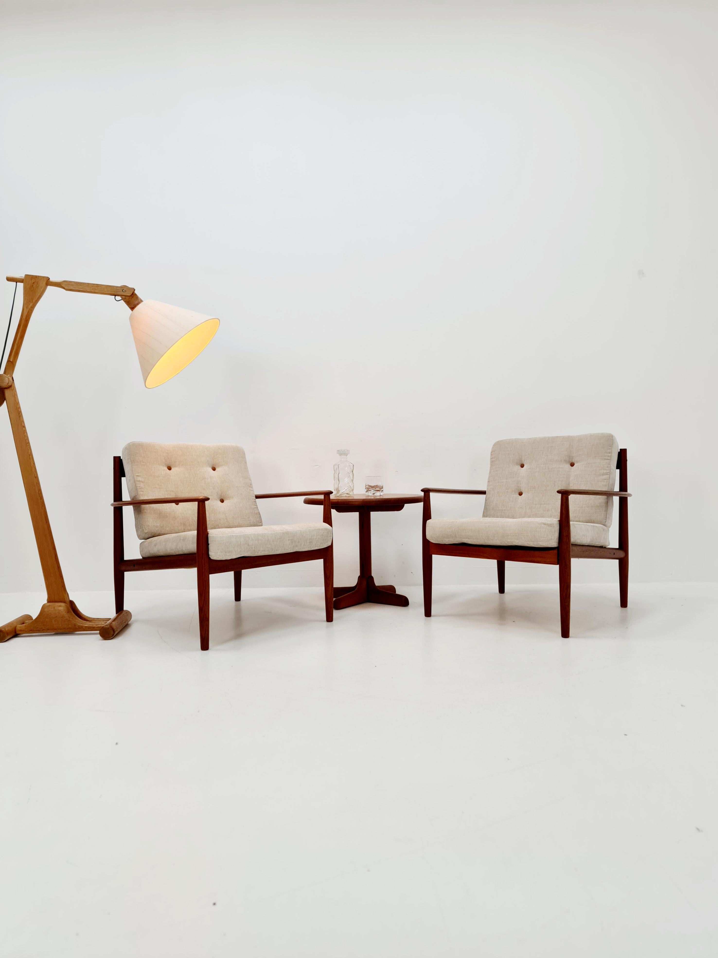 Lampada da terra danese vintage in Oak di Domus  1970s

Paralume regolabile (collo d'oca) - lampada originale  ombra in perfette condizioni. 

Anno di progettazione: 1950/60s

Dimensioni della lampada: 
Larghezza: 65 cm
altezza: 157 cm
Profondità: