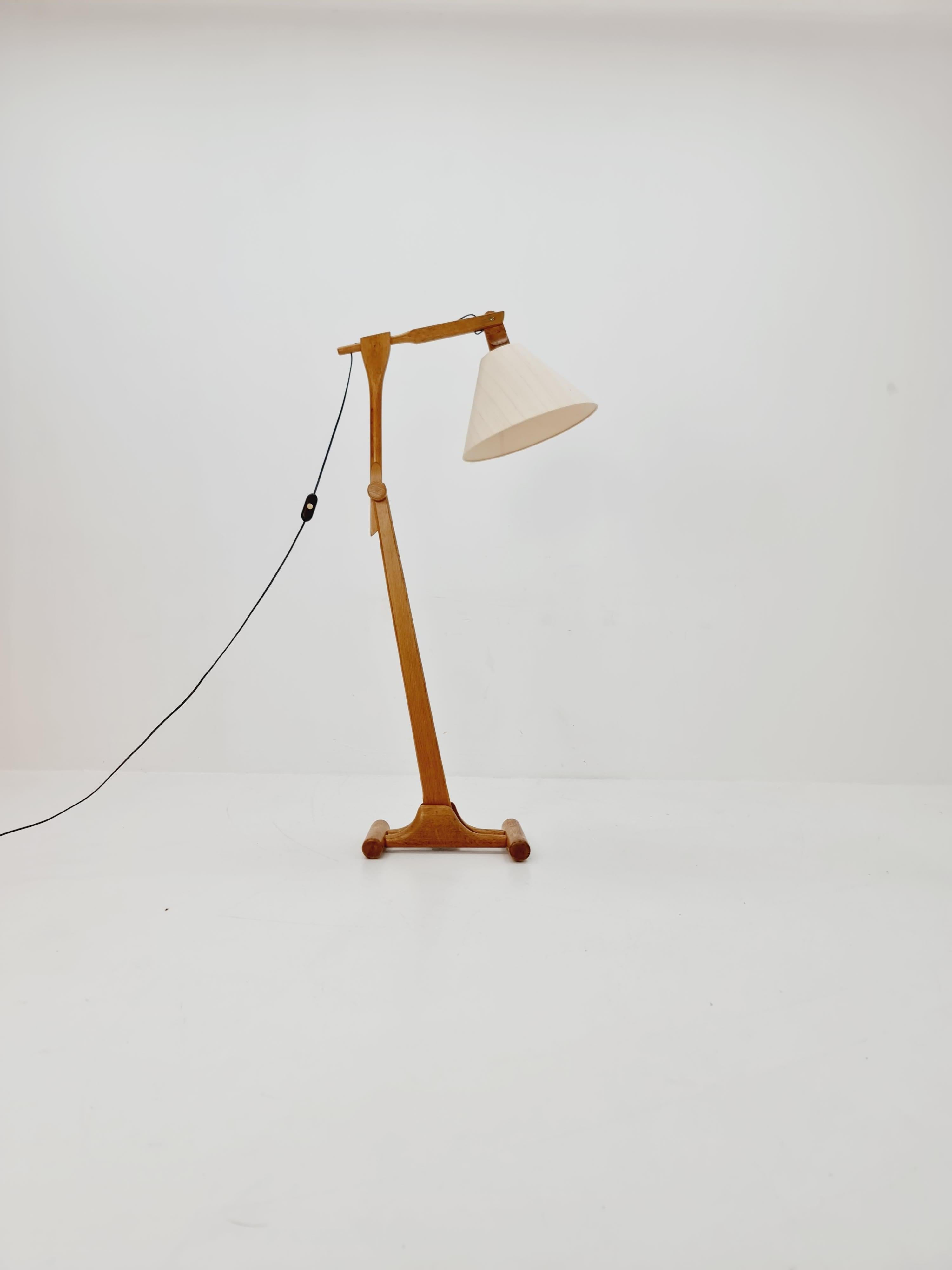 Mid-Century moderno Rara lampada da terra vintage in Oak danese di Domus  1970s in vendita