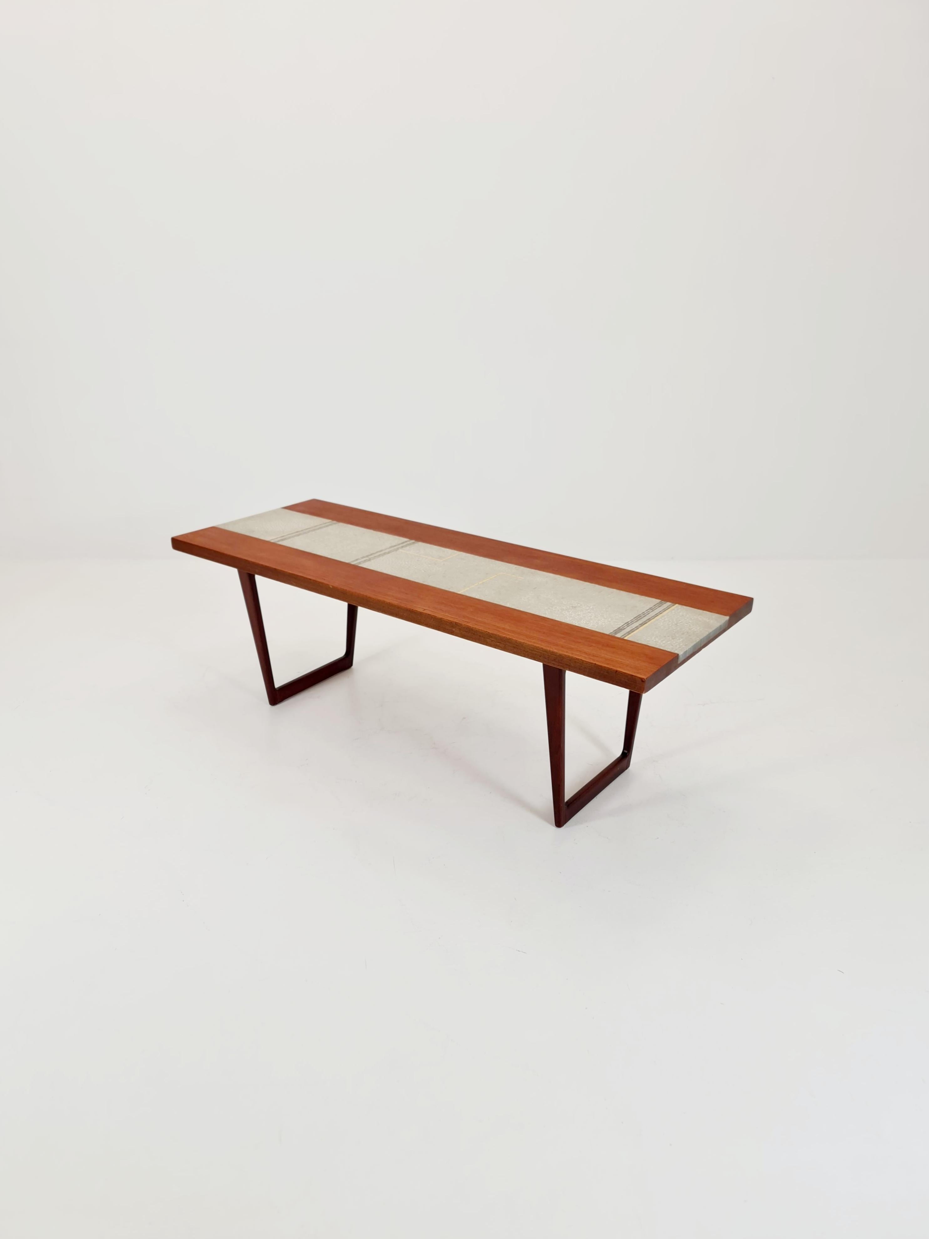 Rare table basse danoise vintage en mosaïque de teck des années 60,

Année de conception : 1950s Fabriqué au Danemark 

Dimensions : : 60 D x 160 B x 55 H cm

Il est en très bon état vintage, cependant, comme avec tous les articles vintage quelques