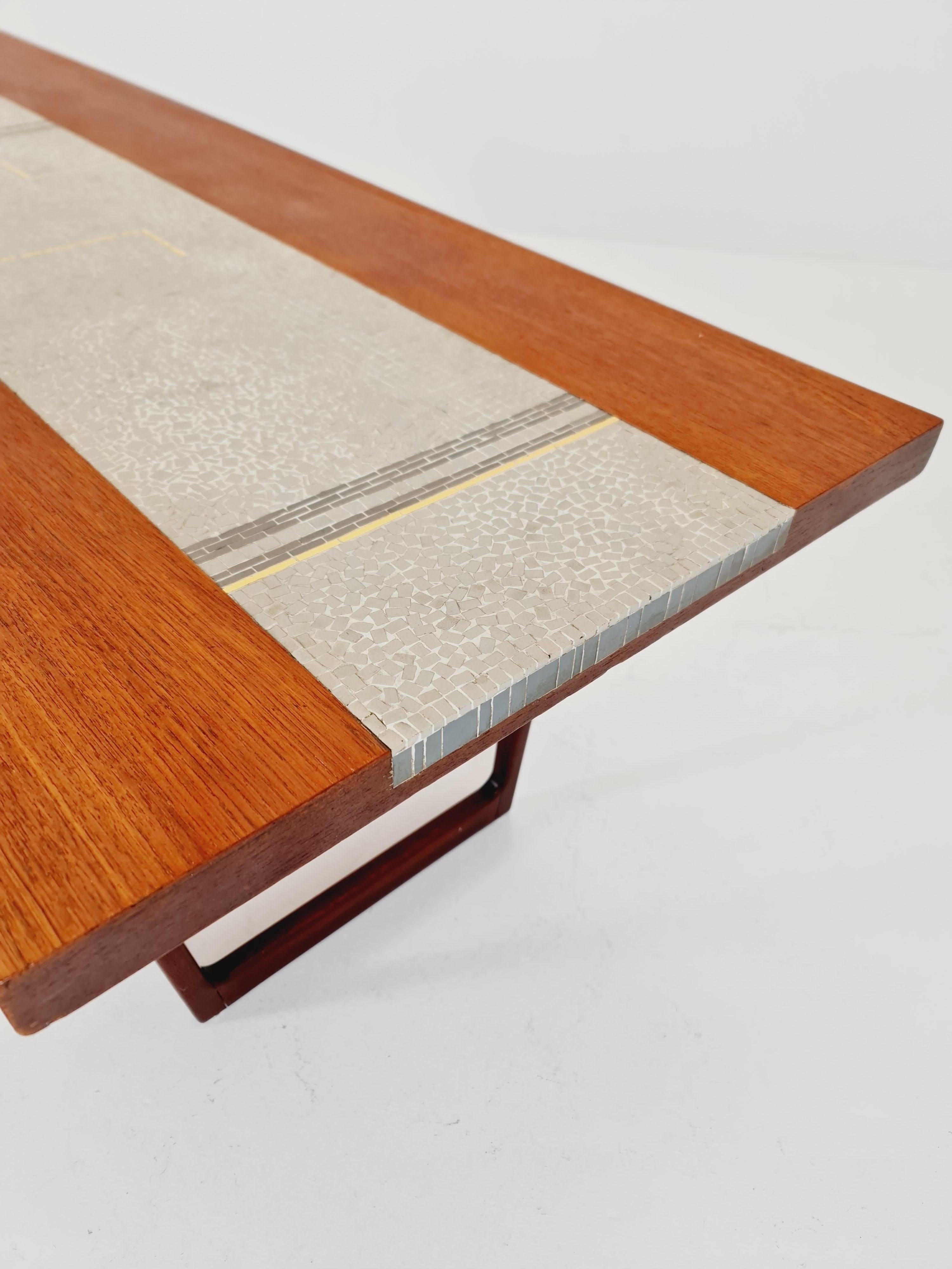 Céramique Rare table basse danoise en mosaïque de teck des années 60 en vente