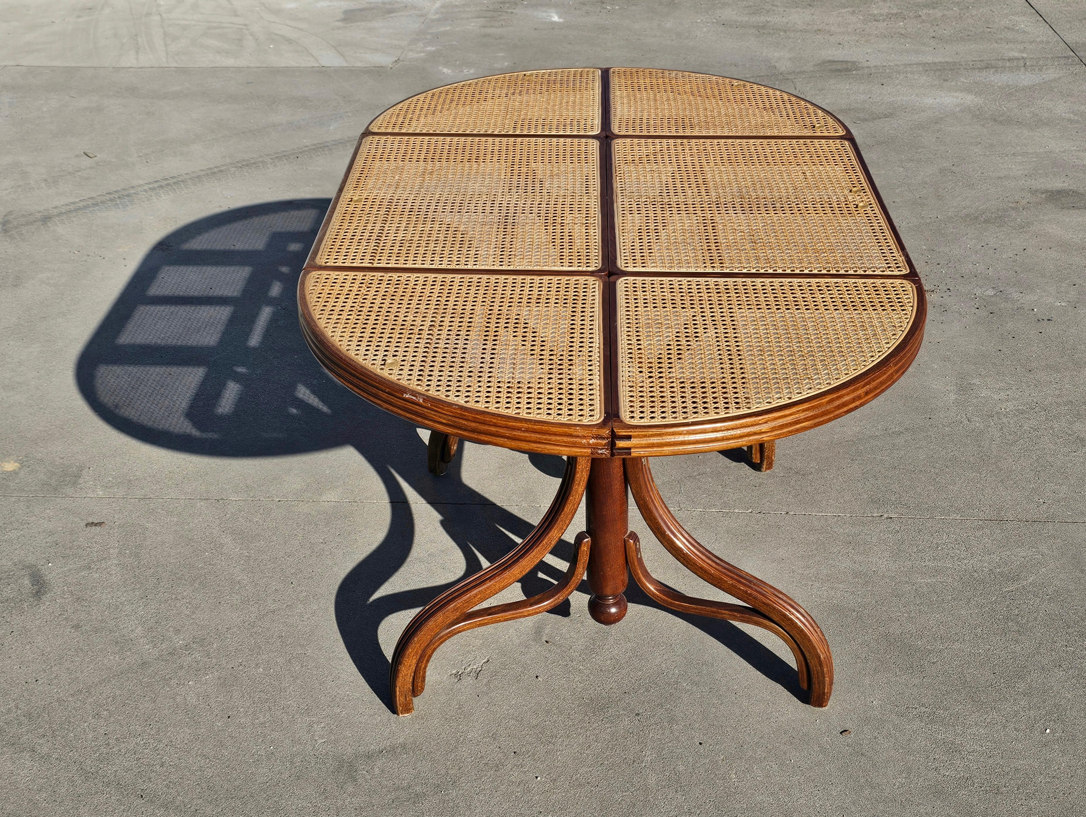 Dans cette annonce, vous trouverez une magnifique et très rare table de salle à manger Mundus, en bois massif, avec plateau en rotin et couvercle en verre. Cette magnifique table de salle à manger vintage s'accordera parfaitement avec votre ensemble