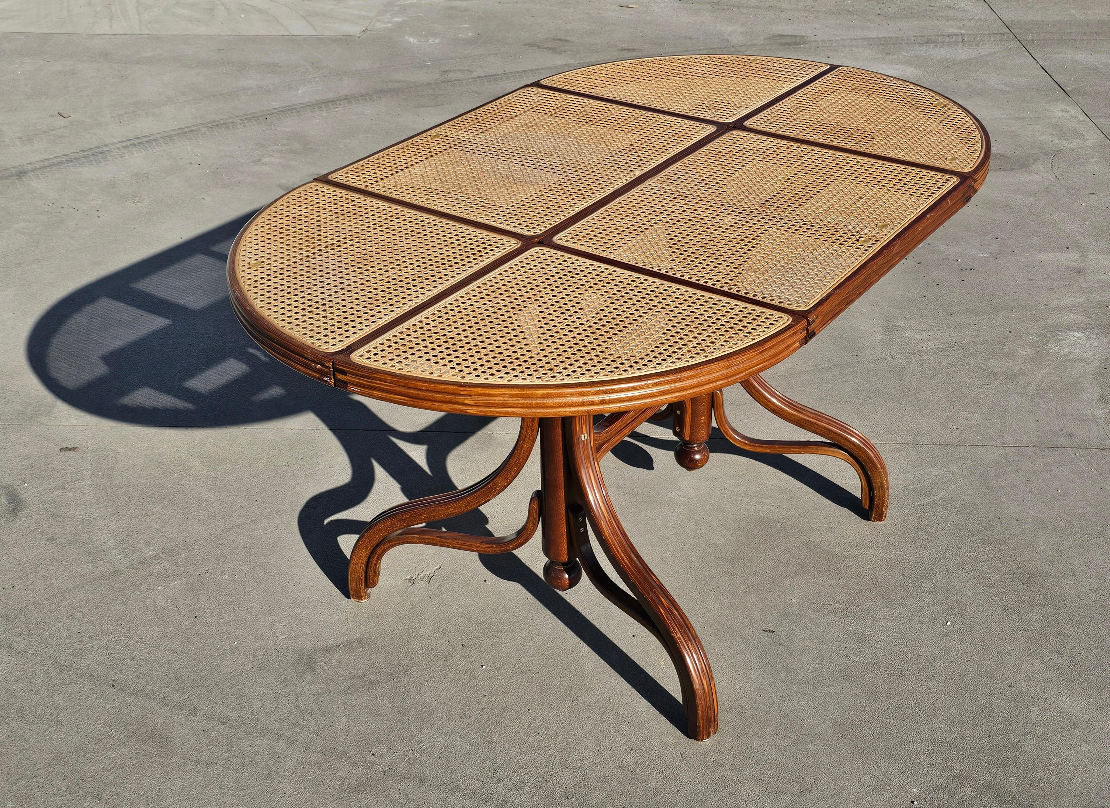 Croate Rare table de salle à manger avec plateau en rotin par Mundus, fabriquée en Yougoslavie dans les années 1960 en vente