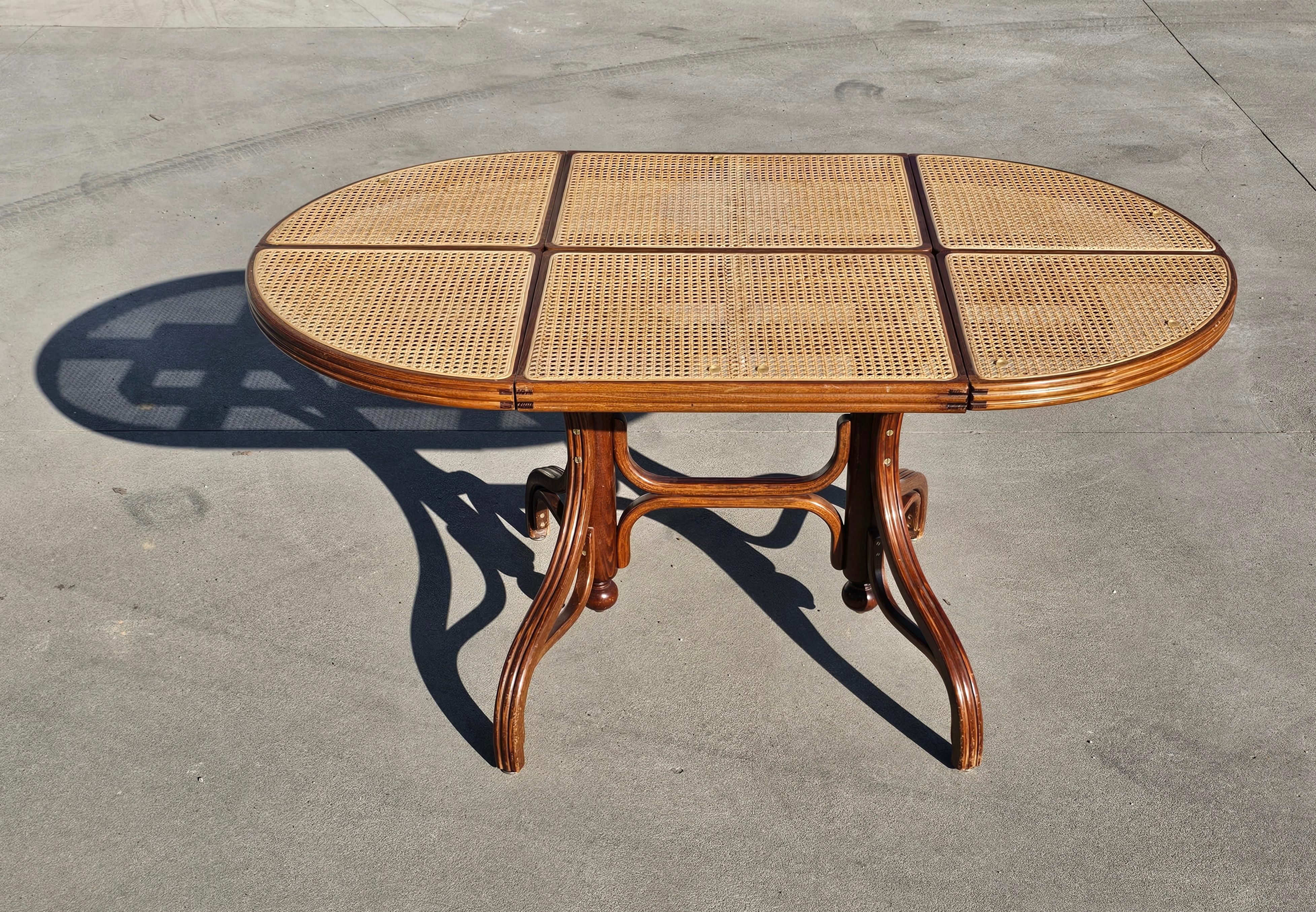 Rare table de salle à manger avec plateau en rotin par Mundus, fabriquée en Yougoslavie dans les années 1960 Bon état - En vente à Beograd, RS
