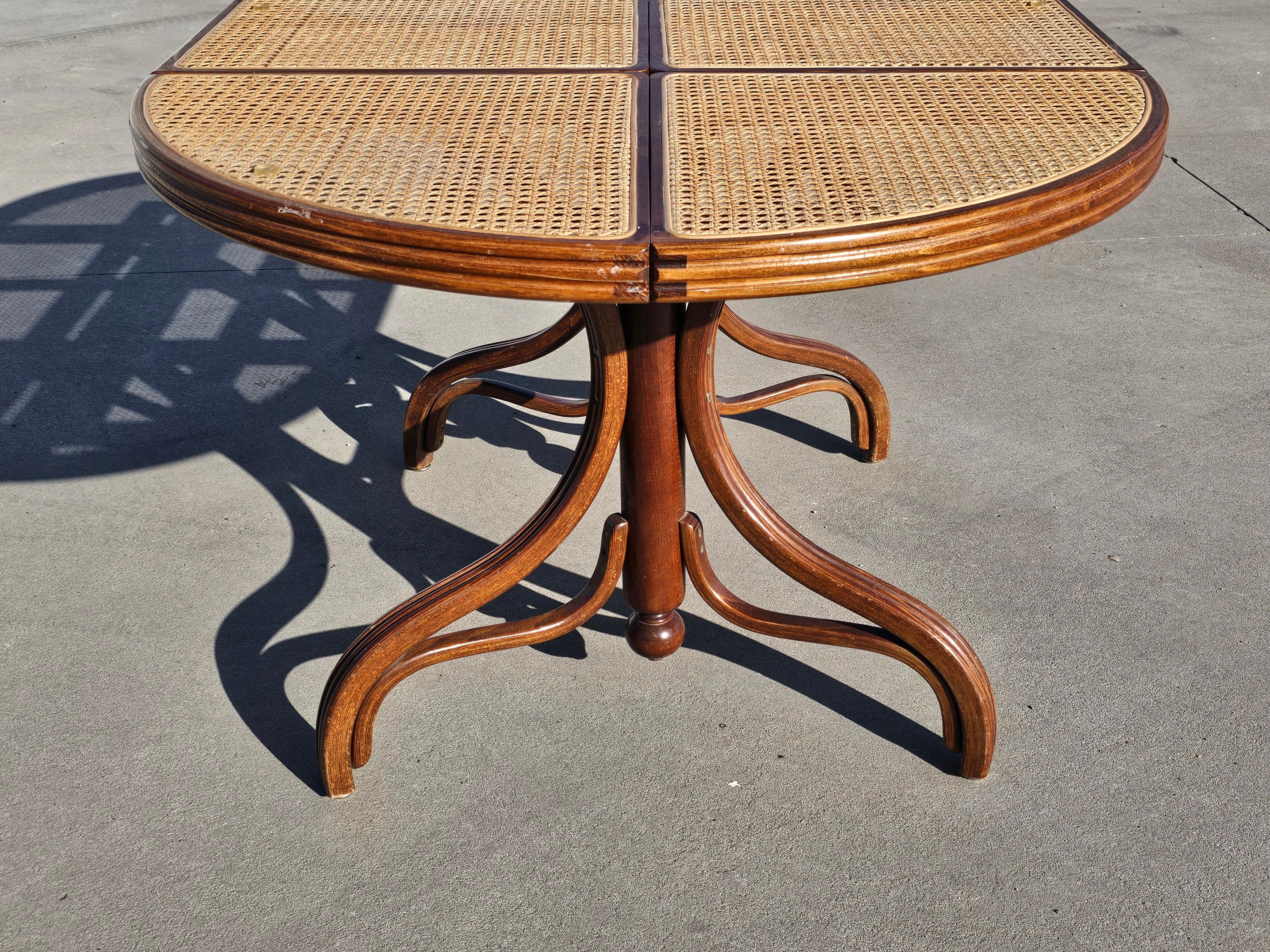 Milieu du XXe siècle Rare table de salle à manger avec plateau en rotin par Mundus, fabriquée en Yougoslavie dans les années 1960 en vente