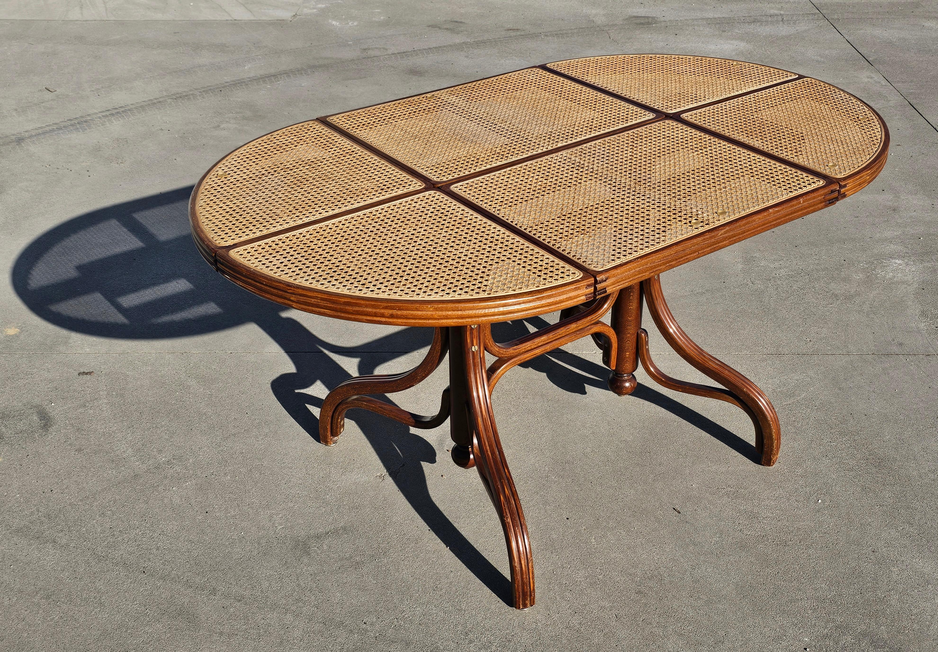 Canne Rare table de salle à manger avec plateau en rotin par Mundus, fabriquée en Yougoslavie dans les années 1960 en vente