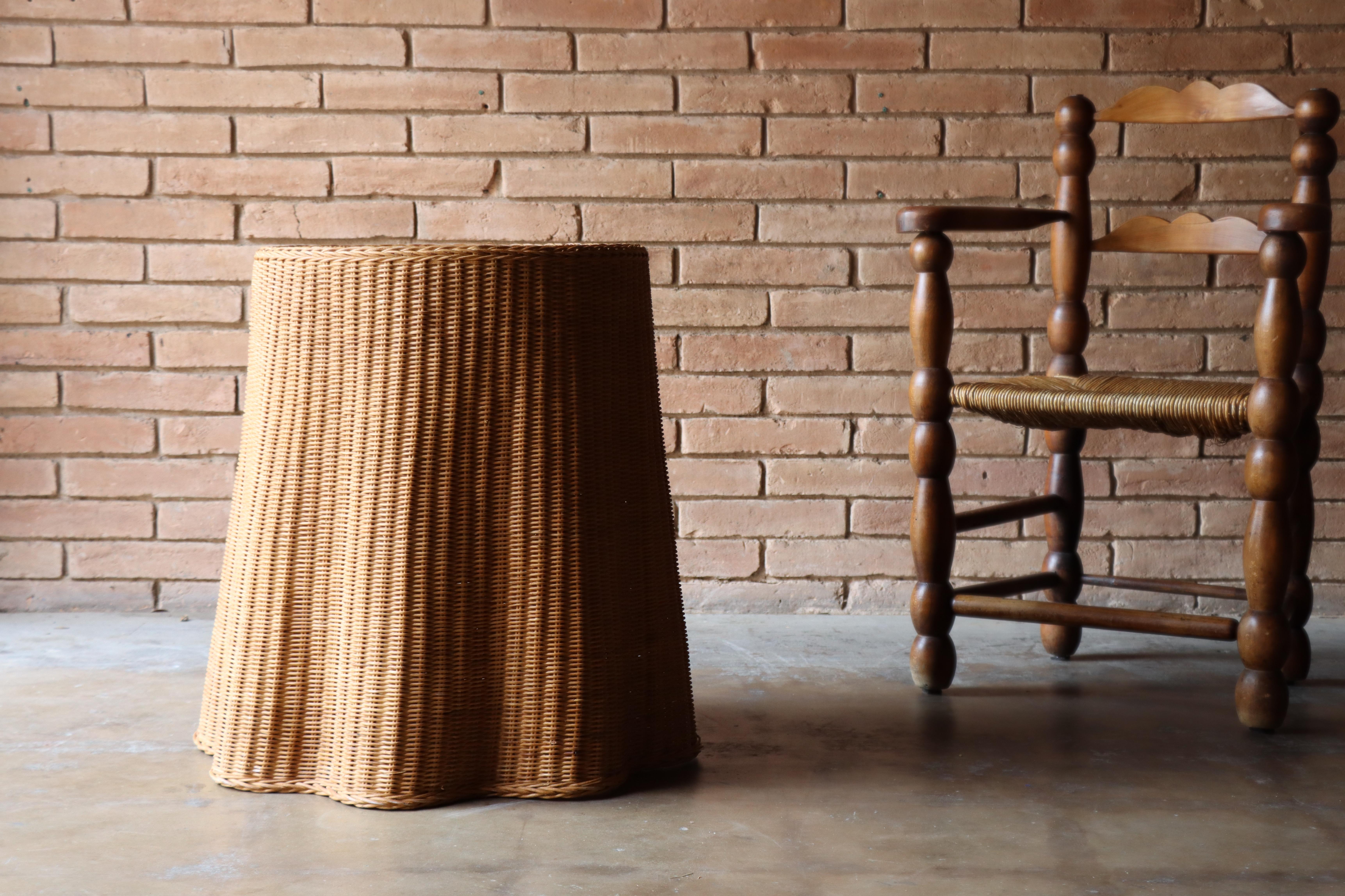 Rare table d'appoint « enveloppée » en osier trompe-l'œil, années 1980 en vente 2